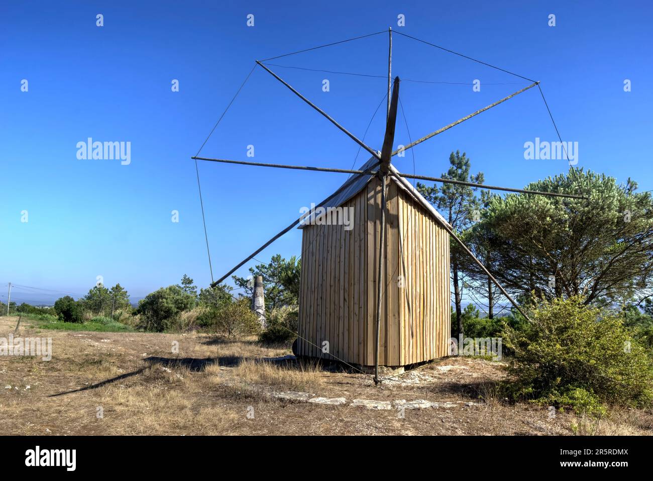 Quiaios, Portugal - 14. August 2022: Außenansicht einer alten Holzwindmühle an der Bergstraße Stockfoto