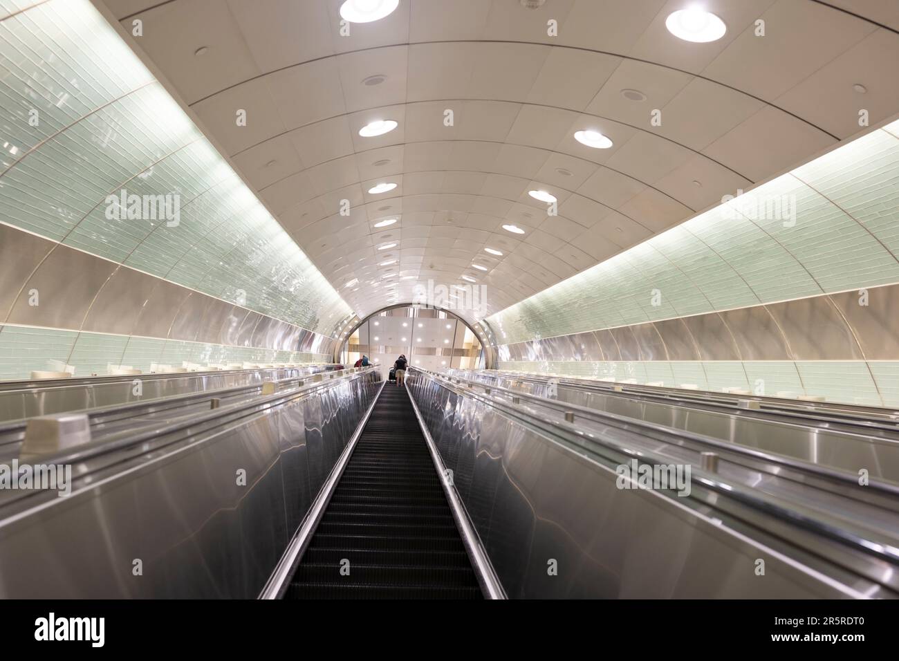 4. Juni 2023, New York, New York, Vereinigte Staaten: Die schwindelerregenden Rolltreppen von der Madison-Halle bis zum Bahnsteig am Grand Central Madison...Grand Central Madison ist ein neuer Bahnhof für den Nahverkehr auf der Long Island Rail Road in Manhattan. Es wurde im Januar 2023 im Rahmen des East Side Access-Projekts eröffnet, das 2008 mit einem Bauprojekt im Wert von $11,1 Milliarden US-Dollar begann. Der Bahnhof verfügt über 8 Gleise und befindet sich unter dem Grand Central Terminal. Das Terminal befindet sich tief unter der Erde, was zu einem Überschreiten des Budgets und zu Verzögerungen aufgrund komplexer Baumaßnahmen führte. Die Stockfoto