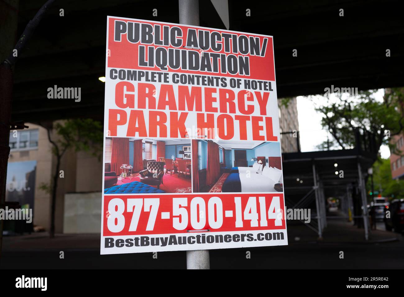 4. Juni 2023, New York, New York, Vereinigte Staaten: Ein Schild, das die öffentliche Auktion und Liquidation von Möbeln und Vermögenswerten, die früher dem inzwischen veralteten Gramercy Park Hotel gehörten, anpreist... das Hotel war früher Herbert Weissberg, Der einen Künstlergeist hervorbrachte und viele berühmte Musiker und Kreative wie David Bowie, Bob Marley und Bob Dylan beherbergte, Doch nach der Übernahme durch den Nachtklubbesitzer Steven Greenberg, der das Gramercy Park Hotel in ein Luxushotel umwandelte, konnte das Hotel keine Kunden anziehen und ging während der COVID-19-Pandemie aus dem Geschäft. (Cr Stockfoto
