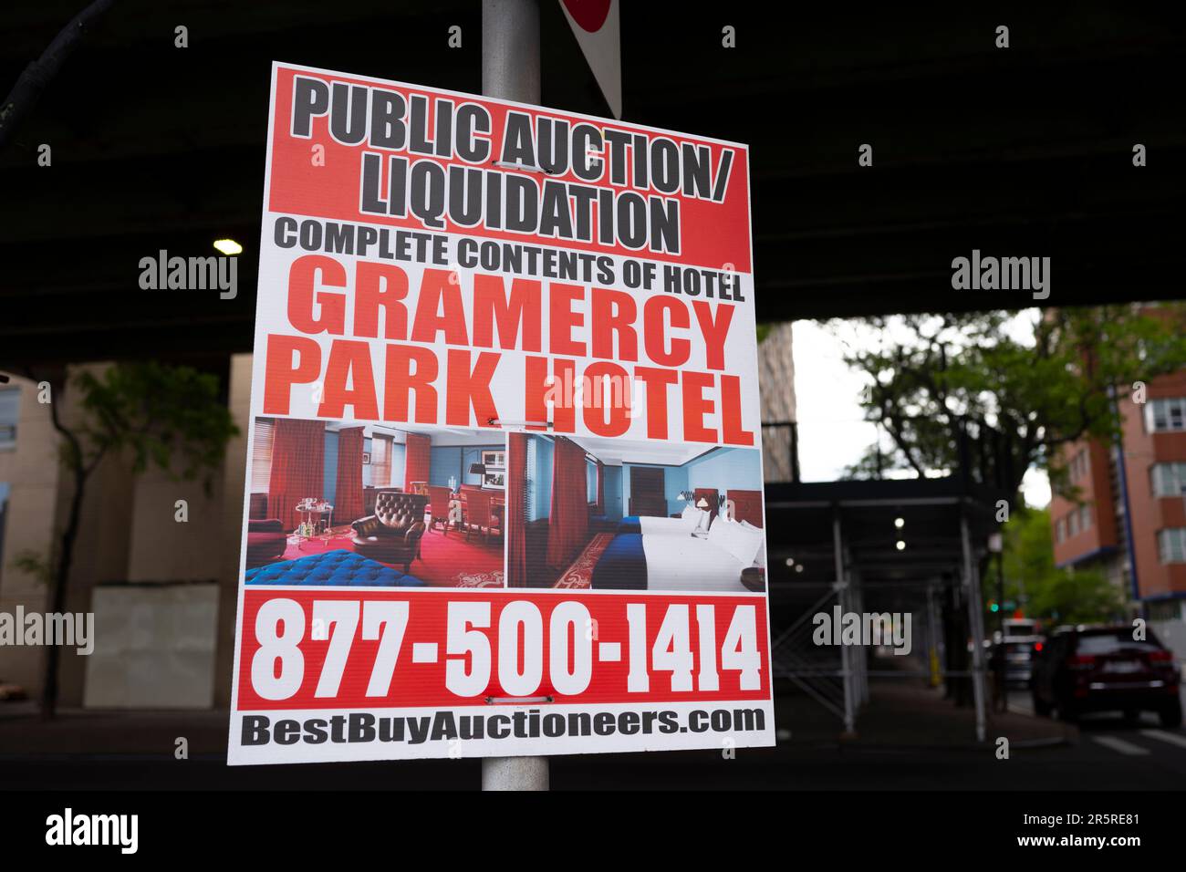 4. Juni 2023, New York, New York, Vereinigte Staaten: Ein Schild, das die öffentliche Auktion und Liquidation von Möbeln und Vermögenswerten, die früher dem inzwischen veralteten Gramercy Park Hotel gehörten, anpreist... das Hotel war früher Herbert Weissberg, Der einen Künstlergeist hervorbrachte und viele berühmte Musiker und Kreative wie David Bowie, Bob Marley und Bob Dylan beherbergte, Doch nach der Übernahme durch den Nachtklubbesitzer Steven Greenberg, der das Gramercy Park Hotel in ein Luxushotel umwandelte, konnte das Hotel keine Kunden anziehen und ging während der COVID-19-Pandemie aus dem Geschäft. (Cr Stockfoto
