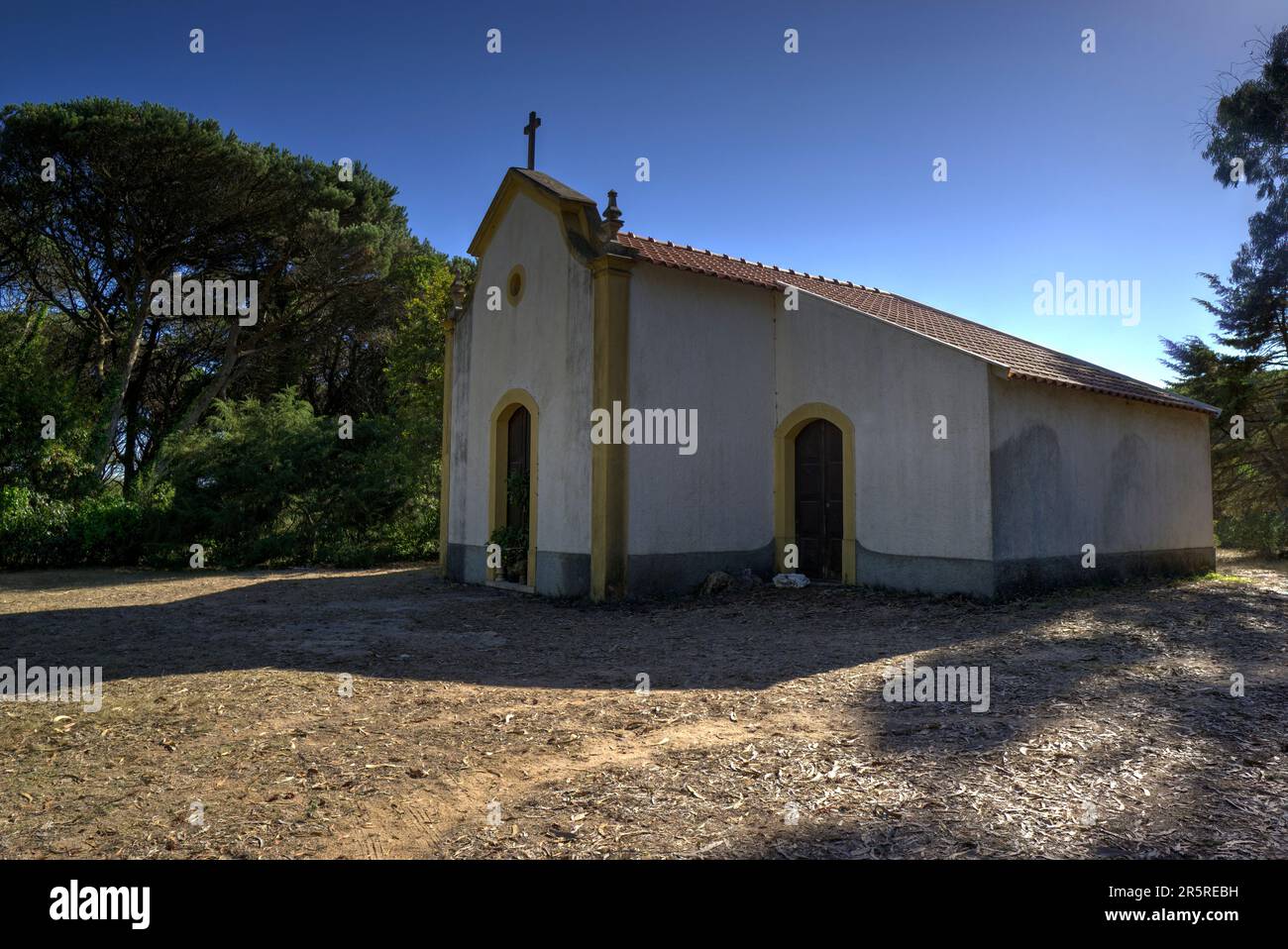 Quiaios, Portugal - 14. August 2022: Kapelle Capela de Santo Amaro im bewaldeten Gebiet der Bergkette serra da Boa viagem Stockfoto