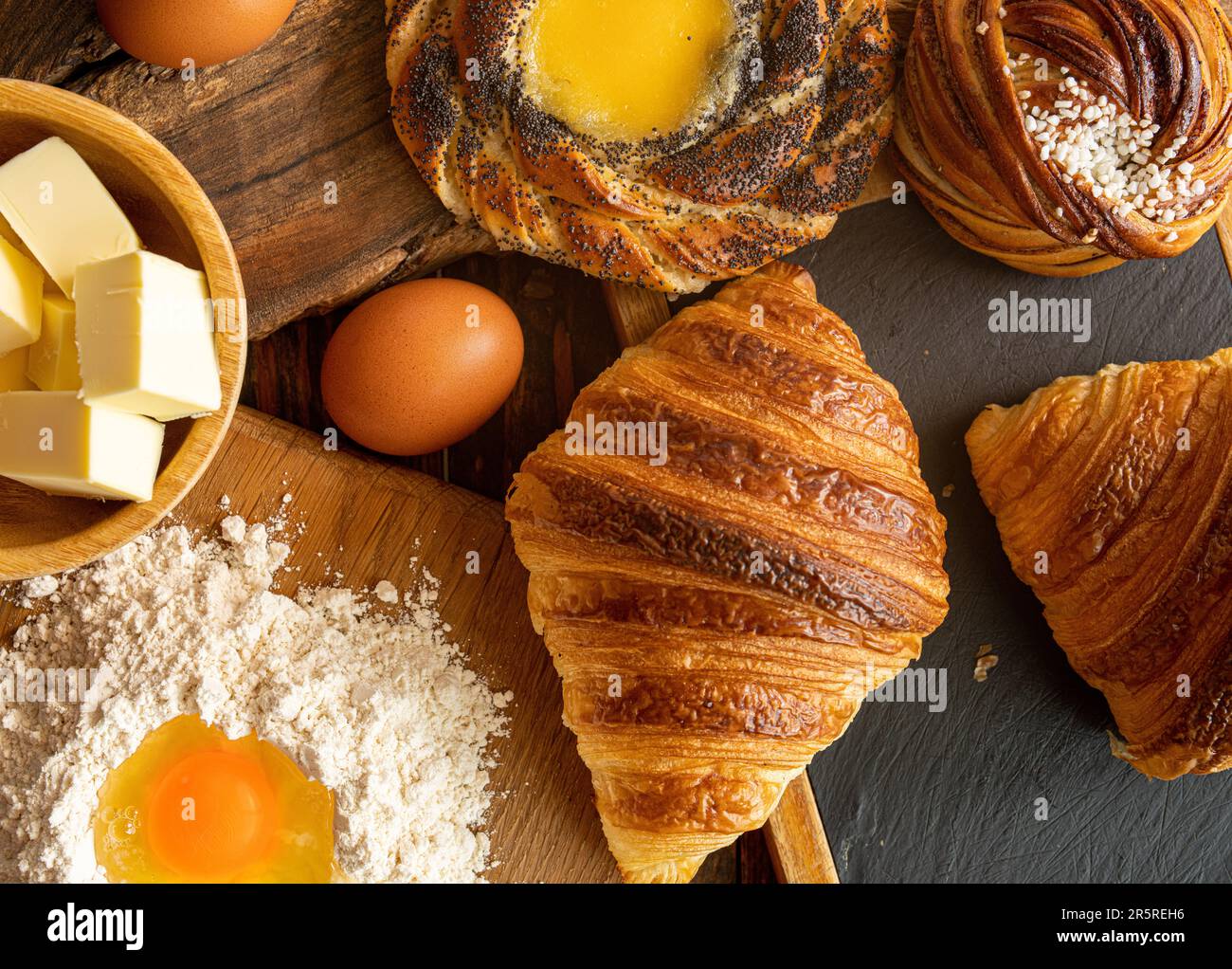 Frisch gebackenes schwedisches Zimtbrötchen, Croissants und Sahne spandauer, Butter, Eier und Mehl Stockfoto