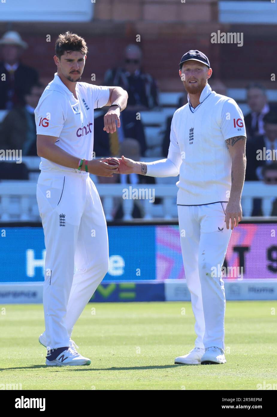 Ben Stokes (Durham) aus England erteilt Anweisungen für das Spiel Jose Tongueduring Test Match Series Day Two of 4 zwischen England und Irland bei Lord's Cr Stockfoto