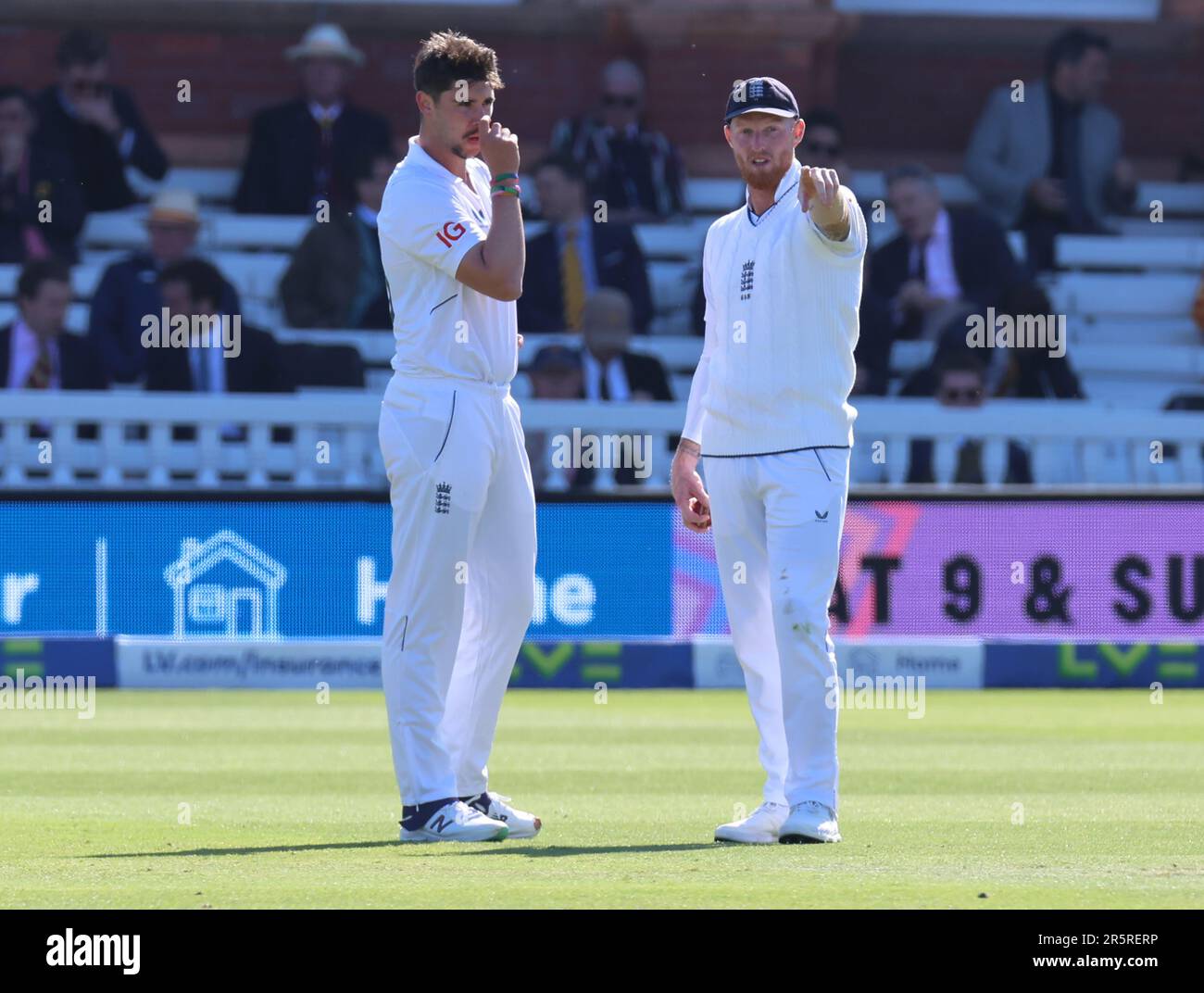 Ben Stokes (Durham) aus England erteilt Anweisungen für das Spiel Jose Tongueduring Test Match Series Day Two of 4 zwischen England und Irland bei Lord's Cr Stockfoto