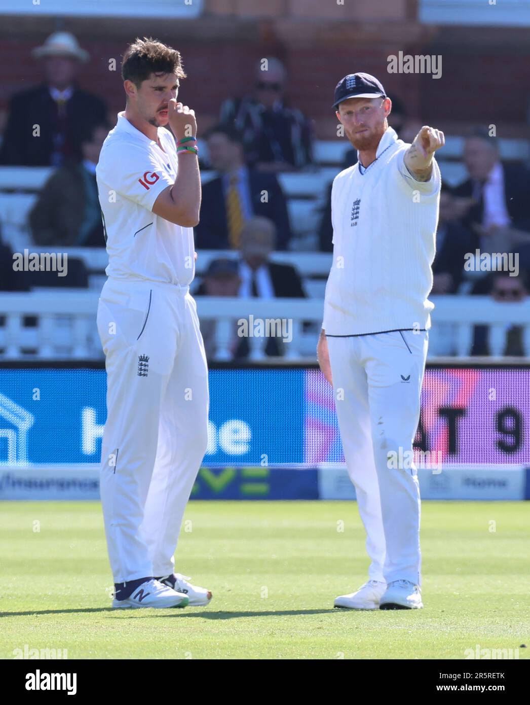 Ben Stokes (Durham) aus England erteilt Anweisungen für das Spiel Jose Tongueduring Test Match Series Day Two of 4 zwischen England und Irland bei Lord's Cr Stockfoto