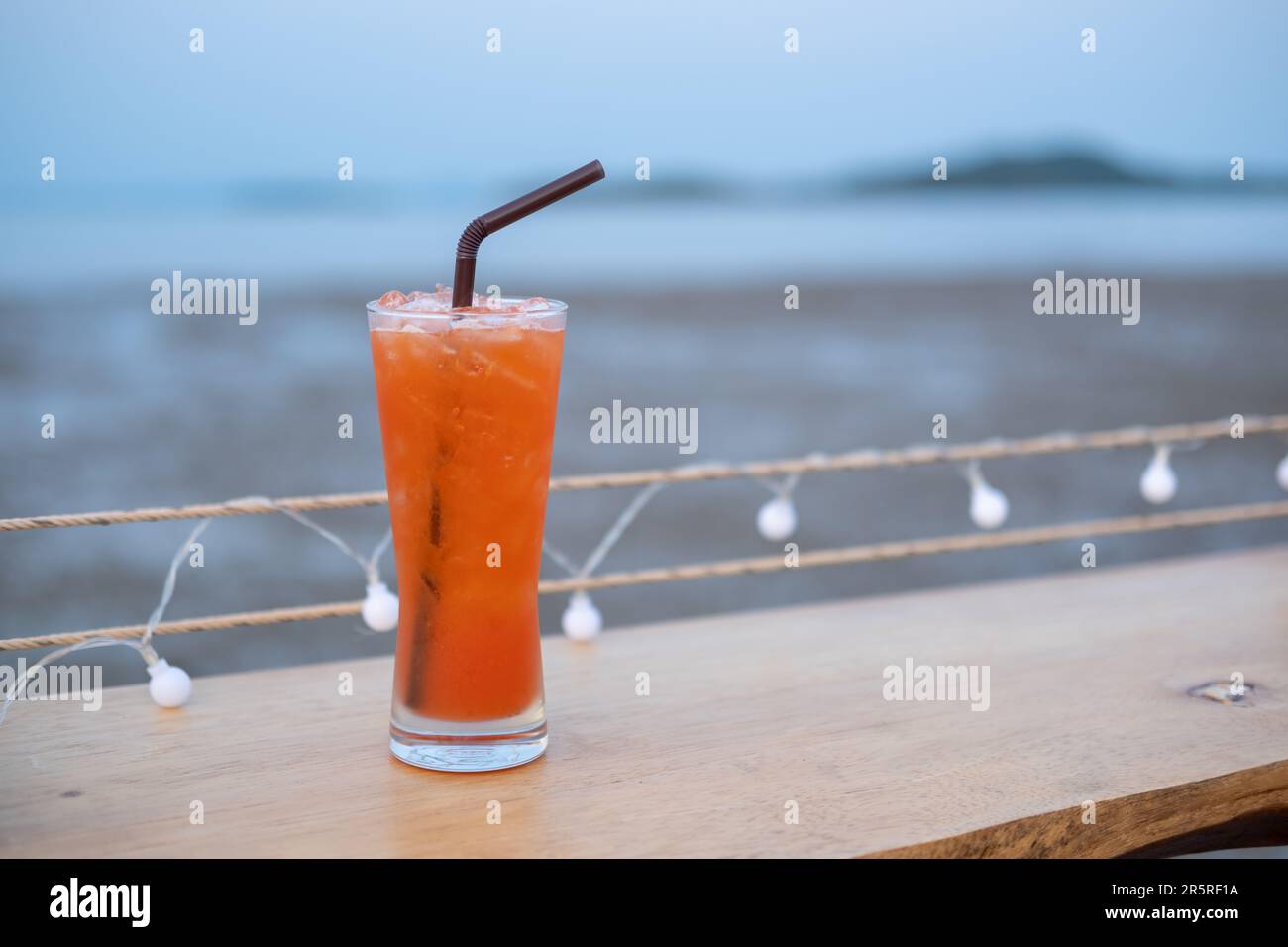 Ein Glas Mai Tai, ein Cocktail aus Rum auf dem Tisch mit Blick auf den Strand Stockfoto