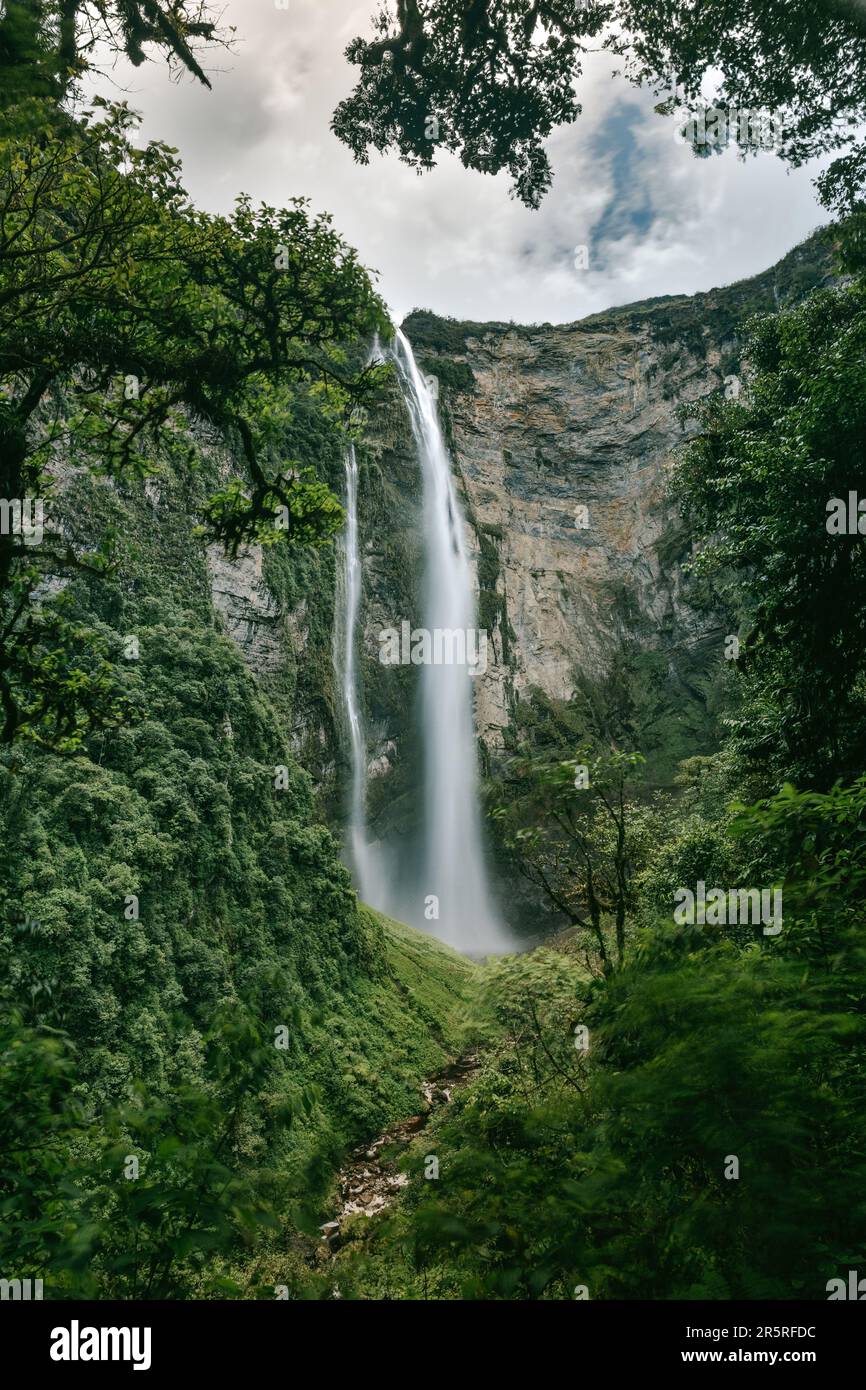 Ein malerischer Blick auf den Gocta-Wasserfall, der durch einen üppigen und grünen Dschungel in Peru stürzt Stockfoto
