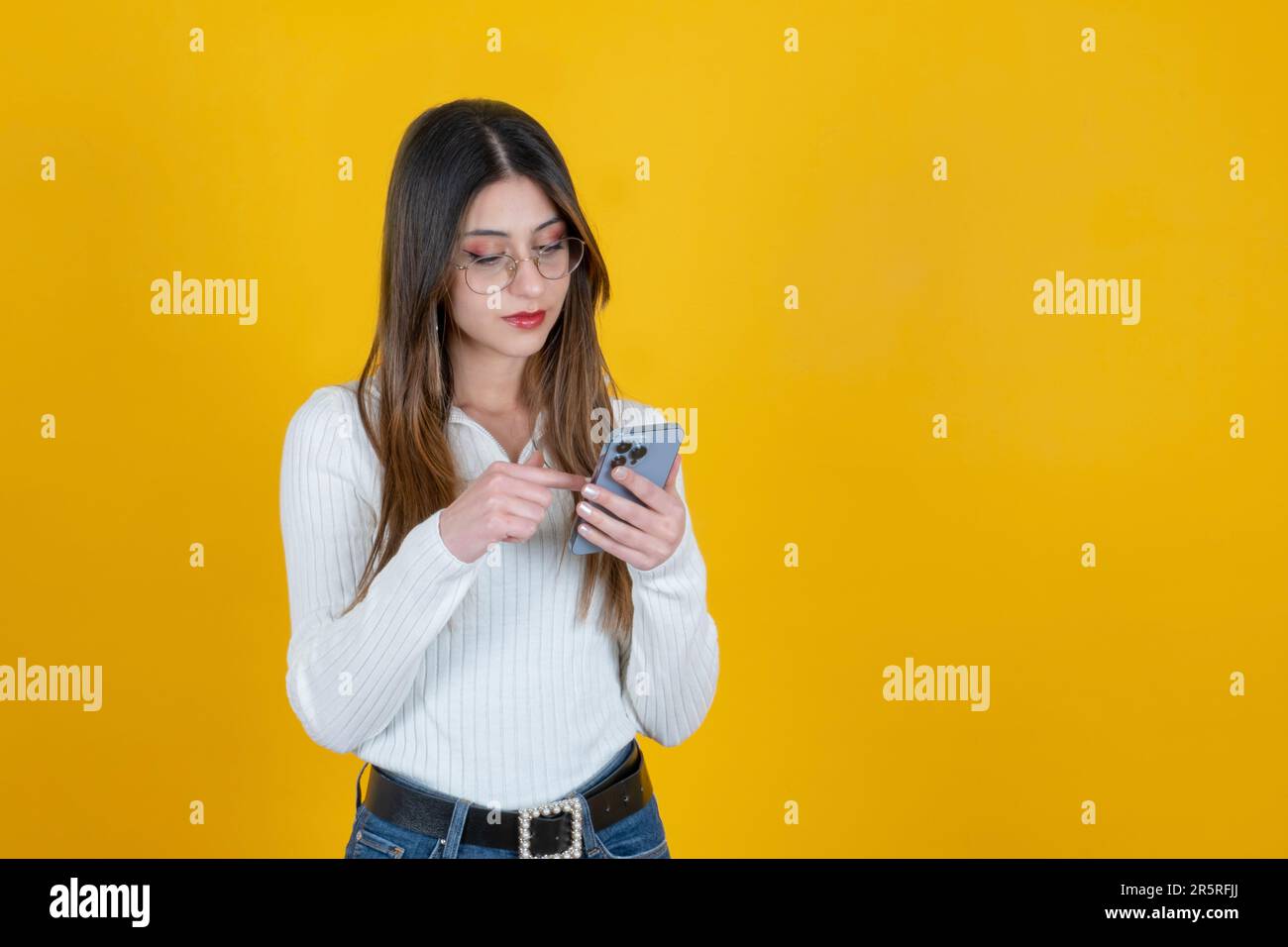 Eine ernste Frau, die auf ein Handy schaut. Smartphone verwenden, weißes Mädchen Touchscreen, Technologie, Verbindung, App, modernes Lifestyle Konzept Idee. Stockfoto