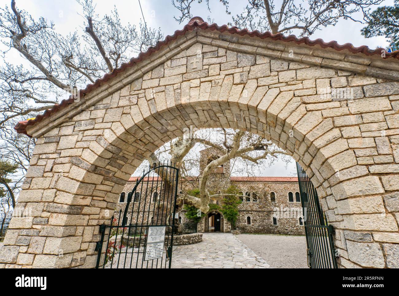 Tor zum Kloster Agia Lavra, in der Nähe der Stadt Kalavryta, der Halbinsel Peloponnes, der Region Westgriechenland, Griechenland Stockfoto