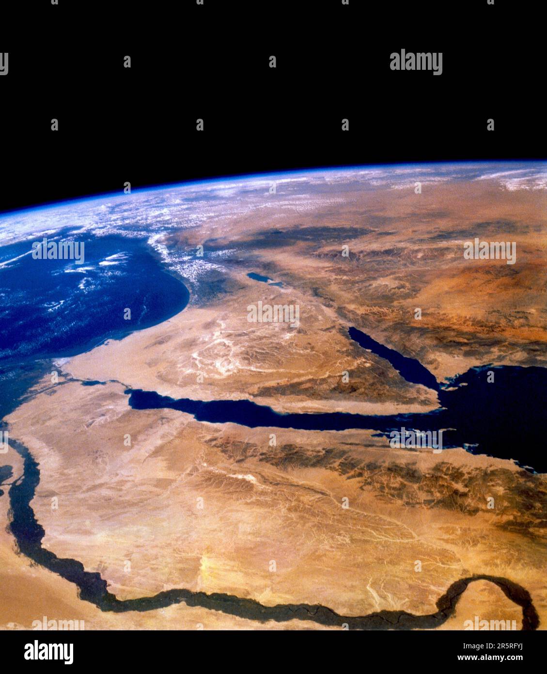 Der Planet Erde. Raumfüllender Blick auf Ägypten und Israel mit Fluss Nil und Suez. Stockfoto