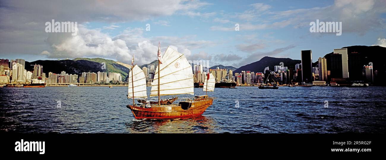 China. Hongkong. Blick auf den Hafen bei Tag. Traditionelles chinesisches Junk-Segelboot in Causeway Bay. Stockfoto