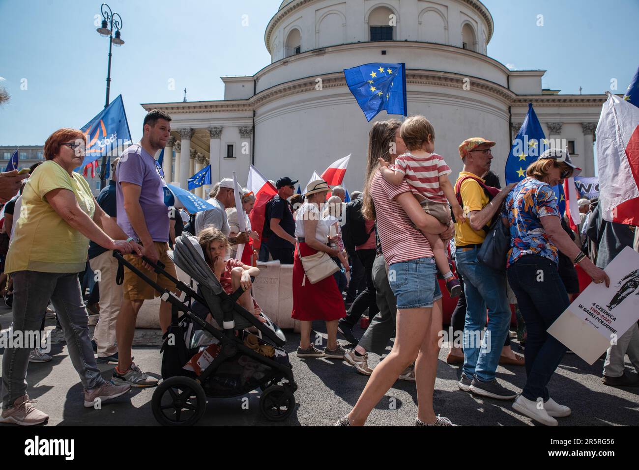 Warschau, Polen. 04. Juni 2023. Eine Menschenmenge marschiert durch die Straßen von Warschau. Menschen aus ganz Polen marschierten in einem vom Oppositionsparteienführer Donald Tusk organisierten marsch durch die Straßen Warschaus. Der marsch zielte darauf ab, den Widerstand gegen "Überpreise, Diebstähle und Lügen, für freie Wahlen und ein demokratisches europäisches Polen" zum Ausdruck zu bringen. Der 4. Juni ist auch der 34. Jahrestag der teilweise freien Wahlen in Polen. Kredit: SOPA Images Limited/Alamy Live News Stockfoto