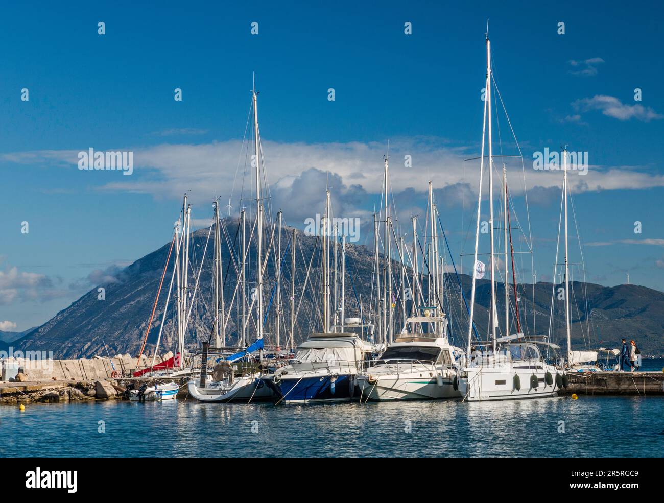 Boote in der Marina in Patra, Arakynthos Berge in der Ferne, Peloponnes Halbinsel, Westgriechenland Region, Griechenland Stockfoto