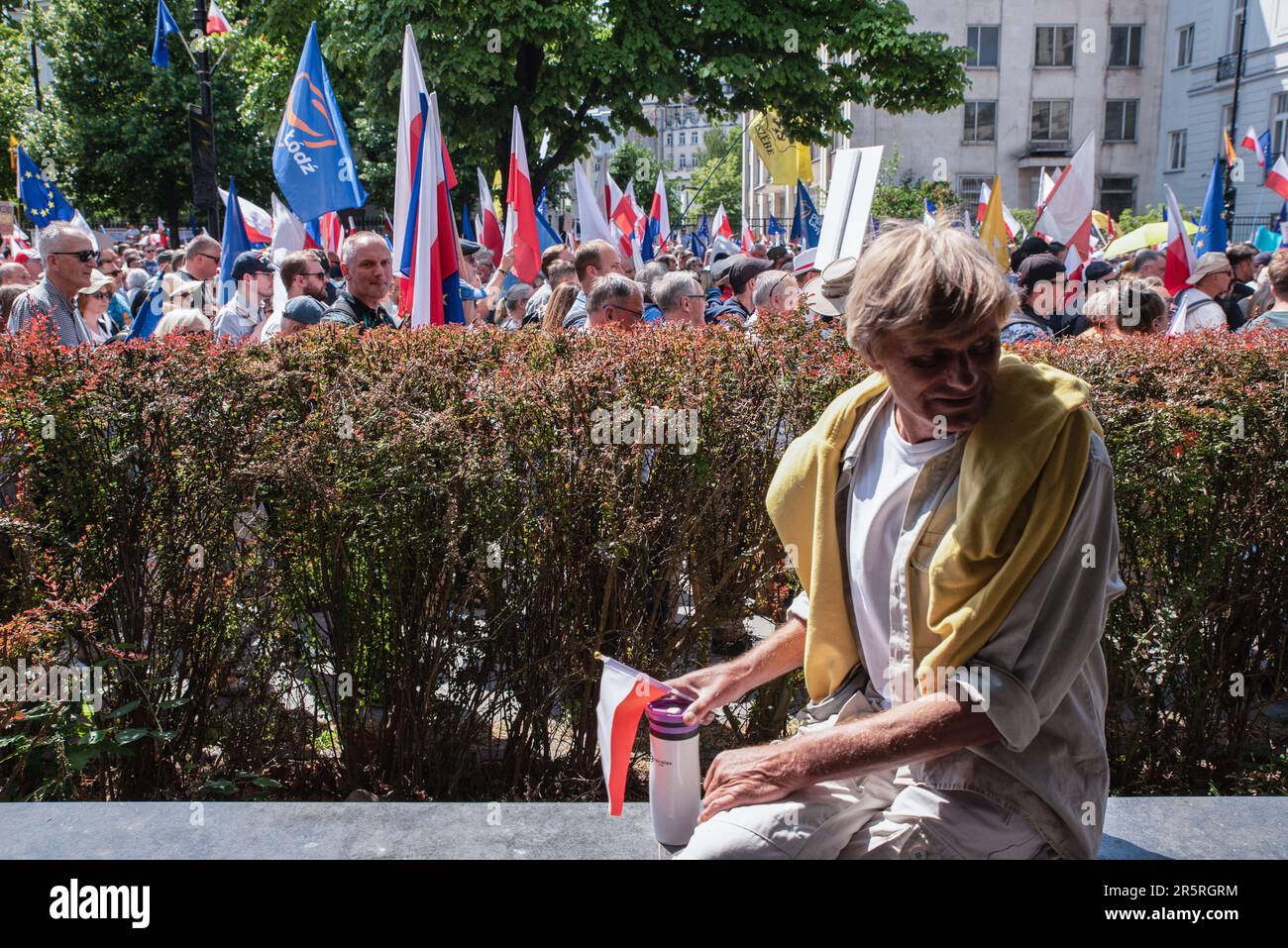 Ein Teilnehmer am marsch sitzt an einer Wand mit einer weißen und roten Flagge in der Hand. Menschen aus ganz Polen marschierten in einem vom Oppositionsparteienführer Donald Tusk organisierten marsch durch die Straßen Warschaus. Der marsch zielte darauf ab, den Widerstand gegen "Überpreise, Diebstähle und Lügen, für freie Wahlen und ein demokratisches europäisches Polen" zum Ausdruck zu bringen. Der 4. Juni ist auch der 34. Jahrestag der teilweise freien Wahlen in Polen. (Foto: Agnieszka Pazdykiewicz / SOPA Images / Sipa USA) Stockfoto