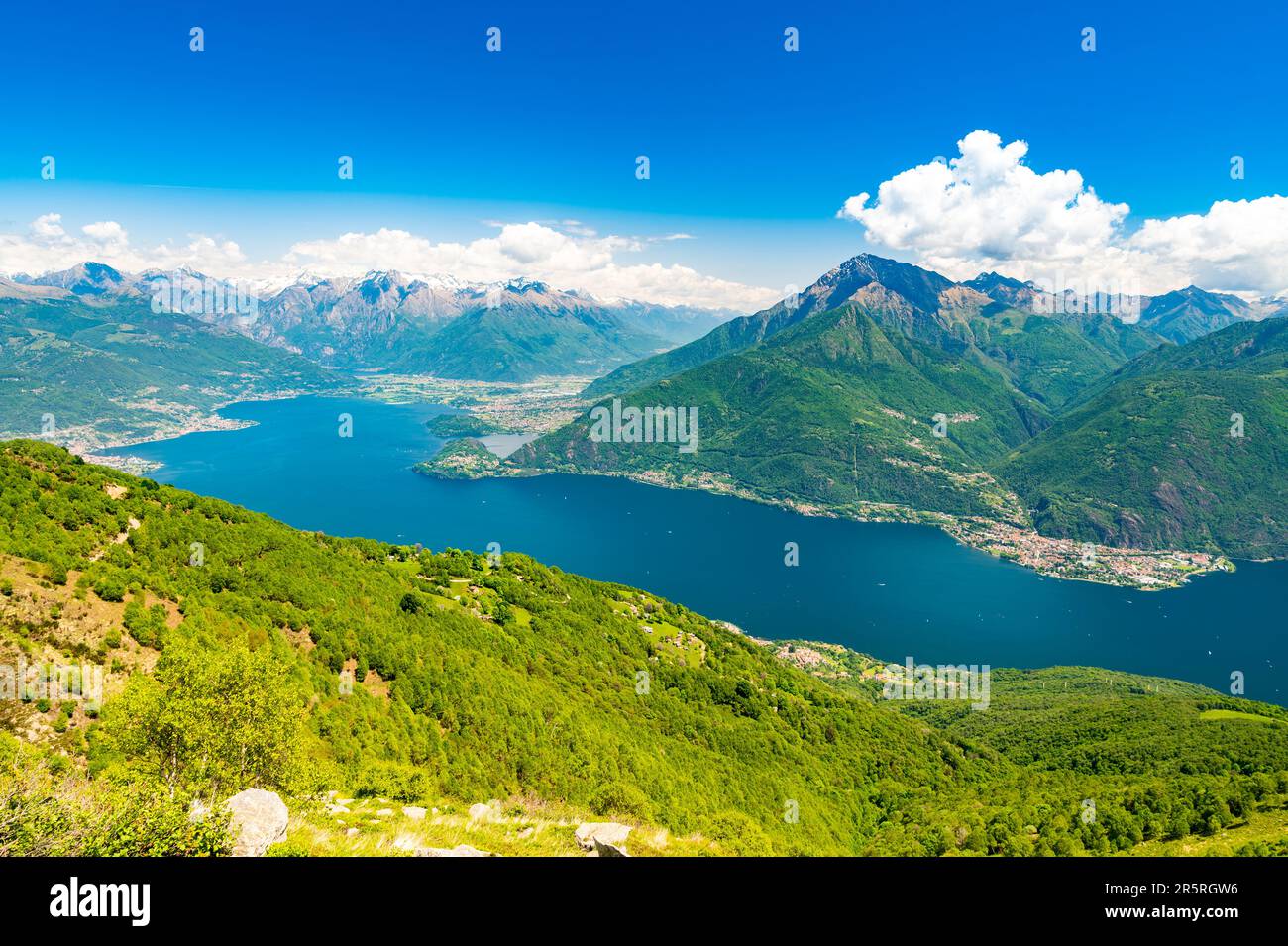 Blick auf den Comer See, Blick nach Norden, von Santa Maria Rezzonico, mit den Alpen, den Dörfern und den Bergen von Valtellina. Stockfoto