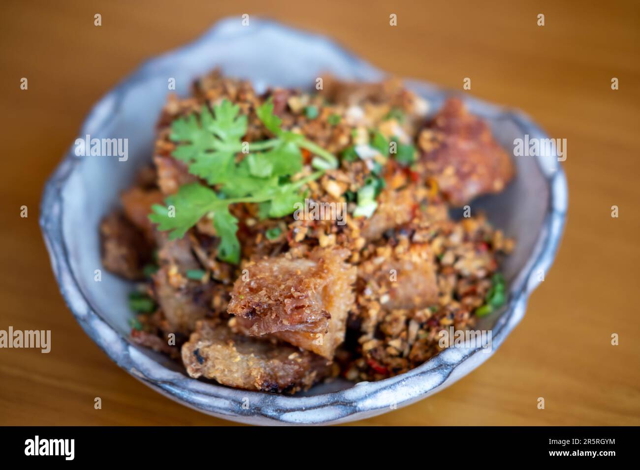 Gebratener Schweinebauch mit Salz und Chili Stockfoto