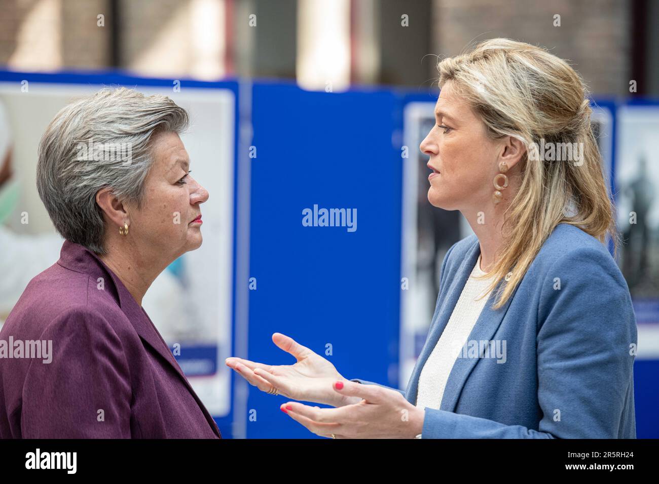 die für Inneres zuständige eu-kommissarin Ylva Johansson und Innenministerin Annelies Verlinden werden am Montag, den 05. Juni 2023 in Antwerpen auf einem Treffen der "Koalition der europäischen Länder gegen schwere und organisierte Kriminalität" vorgestellt. Belgien, Frankreich, Deutschland, Italien, die Niederlande und Spanien bündeln ihre Kräfte im Kampf gegen die organisierte Kriminalität, insbesondere die Drogenkriminalität. Während des Treffens wird ein Status für die Umsetzung des mehrjährigen Aktionsplans festgelegt, der die konkrete Umsetzung der von den 6 Ländern im Oktober 2022 eingegangenen Ziele darstellt. BELGA FOTO JONAS ROOSENS Stockfoto