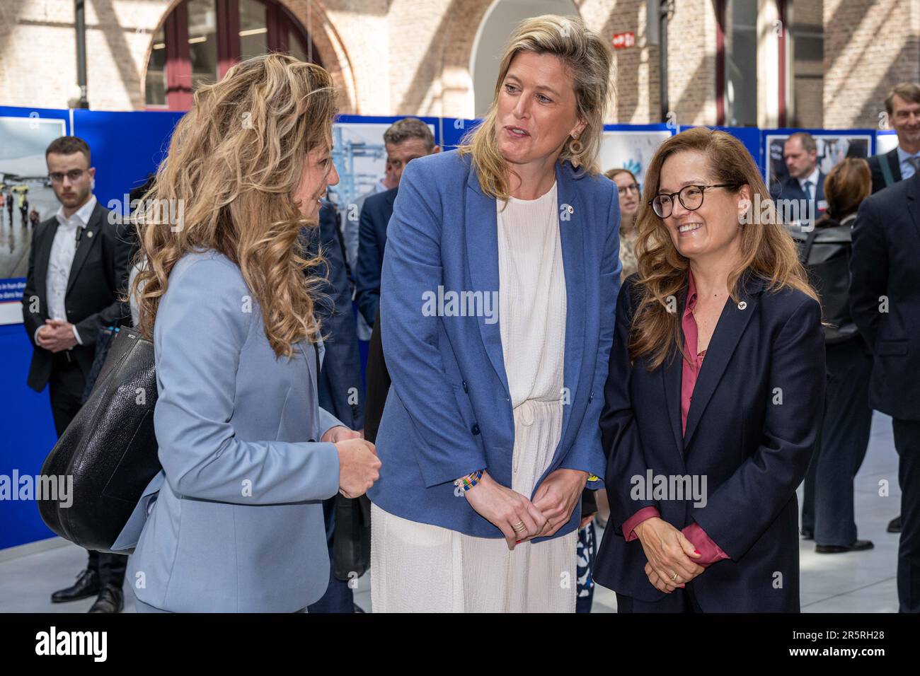 Niederländischer Justiz- und Sicherheitsminister Dilan Yesilgoz - Zegerius (L) und Innenminister Annelies Verlinden (C) Treffen der "Koalition der europäischen Länder gegen schwere und organisierte Kriminalität" in Antwerpen am Montag, den 05. Juni 2023. Belgien, Frankreich, Deutschland, Italien, die Niederlande und Spanien bündeln ihre Kräfte im Kampf gegen die organisierte Kriminalität, insbesondere die Drogenkriminalität. Während des Treffens wird ein Status für die Umsetzung des mehrjährigen Aktionsplans festgelegt, der die konkrete Umsetzung der von den 6 Ländern im Oktober 2022 eingegangenen Ziele darstellt. BELGA FOTO JONAS ROOSENS Stockfoto