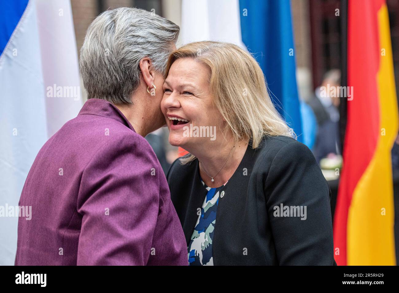 die für Inneres zuständige eu-kommissarin Ylva Johansson und die deutsche Innenministerin Nancy Faeser werden auf einem Treffen der "Koalition der europäischen Länder gegen schwere und organisierte Kriminalität" am Montag, den 05. Juni 2023 in Antwerpen vorgestellt. Belgien, Frankreich, Deutschland, Italien, die Niederlande und Spanien bündeln ihre Kräfte im Kampf gegen die organisierte Kriminalität, insbesondere die Drogenkriminalität. Während des Treffens wird ein Status für die Umsetzung des mehrjährigen Aktionsplans festgelegt, der die konkrete Umsetzung der von den 6 Ländern im Oktober 2022 eingegangenen Ziele darstellt. BELGA FOTO JONAS ROOSEN Stockfoto