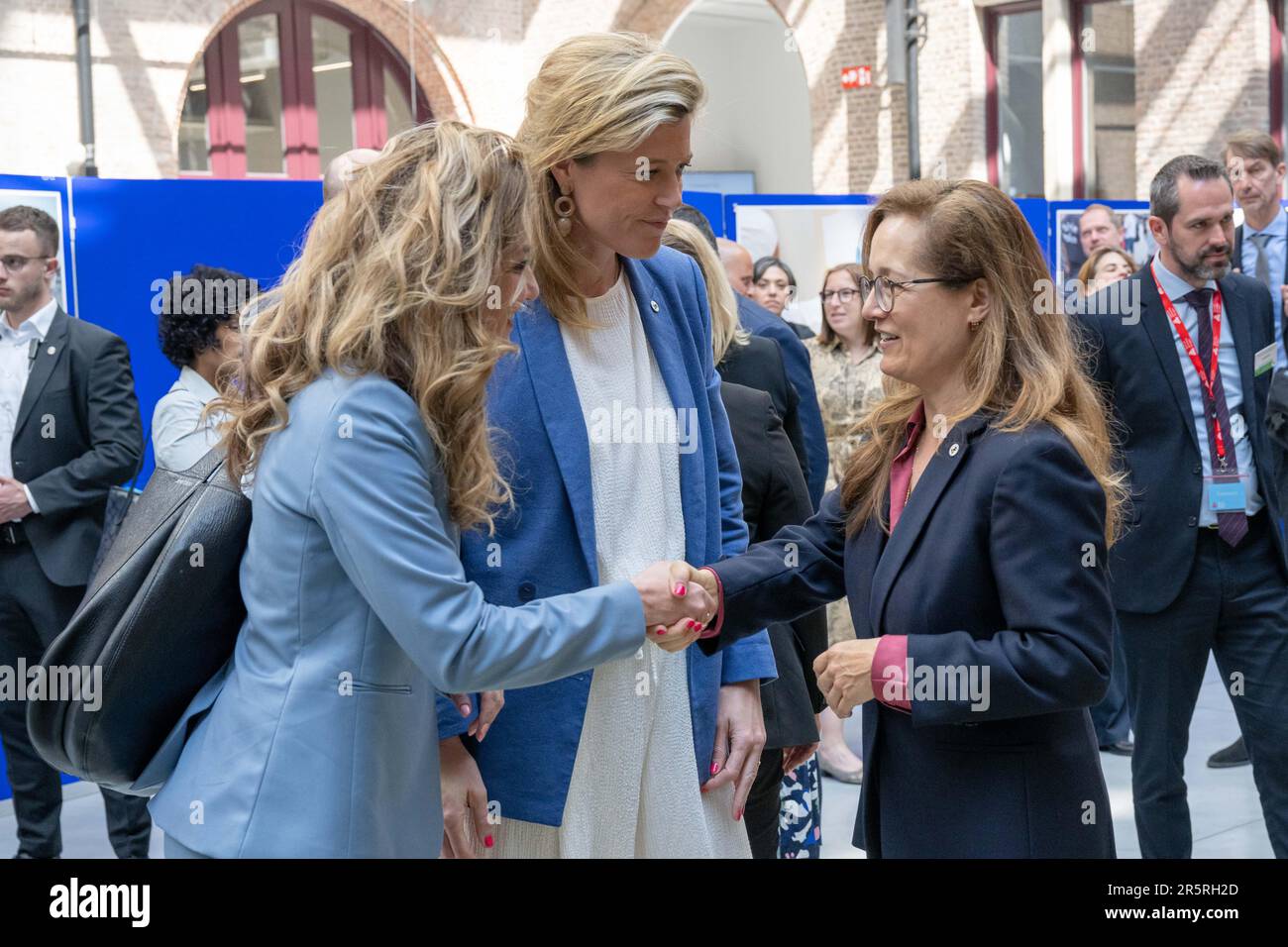 Der niederländische Justiz- und Sicherheitsminister Dilan Yesilgoz - Zegerius (L) und Innenminister Annelies Verlinden (C) sind auf einem Treffen der "Koalition der europäischen Länder gegen schwere und organisierte Kriminalität" in Antwerpen am Montag, den 05. Juni 2023, zu sehen. Belgien, Frankreich, Deutschland, Italien, die Niederlande und Spanien bündeln ihre Kräfte im Kampf gegen die organisierte Kriminalität, insbesondere die Drogenkriminalität. Während des Treffens wird ein Status für die Umsetzung des mehrjährigen Aktionsplans festgelegt, der die konkrete Umsetzung der von den 6 Ländern im Oktober 2022 eingegangenen Ziele darstellt. BELGA FOTO JONA Stockfoto
