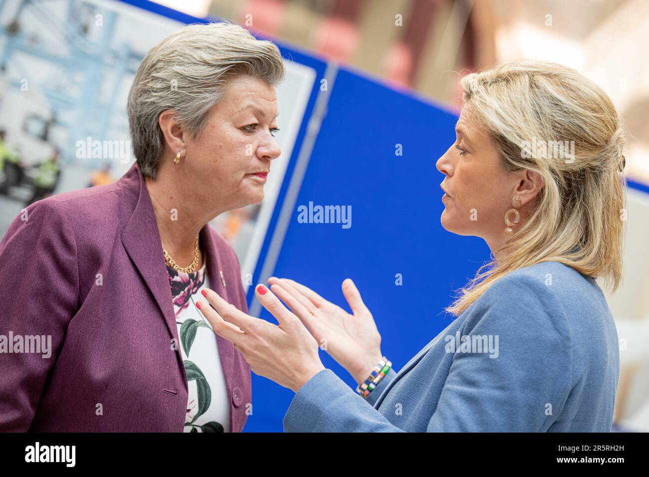 die für Inneres zuständige eu-kommissarin Ylva Johansson und Innenministerin Annelies Verlinden werden am Montag, den 05. Juni 2023 in Antwerpen auf einem Treffen der "Koalition der europäischen Länder gegen schwere und organisierte Kriminalität" vorgestellt. Belgien, Frankreich, Deutschland, Italien, die Niederlande und Spanien bündeln ihre Kräfte im Kampf gegen die organisierte Kriminalität, insbesondere die Drogenkriminalität. Während des Treffens wird ein Status für die Umsetzung des mehrjährigen Aktionsplans festgelegt, der die konkrete Umsetzung der von den 6 Ländern im Oktober 2022 eingegangenen Ziele darstellt. BELGA FOTO JONAS ROOSENS Stockfoto