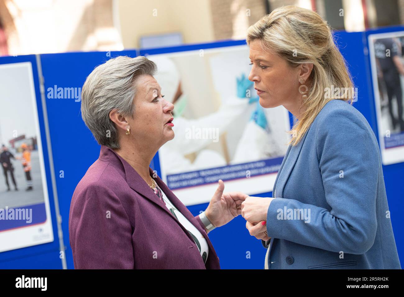 die für Inneres zuständige eu-kommissarin Ylva Johansson und Innenministerin Annelies Verlinden werden am Montag, den 05. Juni 2023 in Antwerpen auf einem Treffen der "Koalition der europäischen Länder gegen schwere und organisierte Kriminalität" vorgestellt. Belgien, Frankreich, Deutschland, Italien, die Niederlande und Spanien bündeln ihre Kräfte im Kampf gegen die organisierte Kriminalität, insbesondere die Drogenkriminalität. Während des Treffens wird ein Status für die Umsetzung des mehrjährigen Aktionsplans festgelegt, der die konkrete Umsetzung der von den 6 Ländern im Oktober 2022 eingegangenen Ziele darstellt. BELGA FOTO JONAS ROOSENS Stockfoto