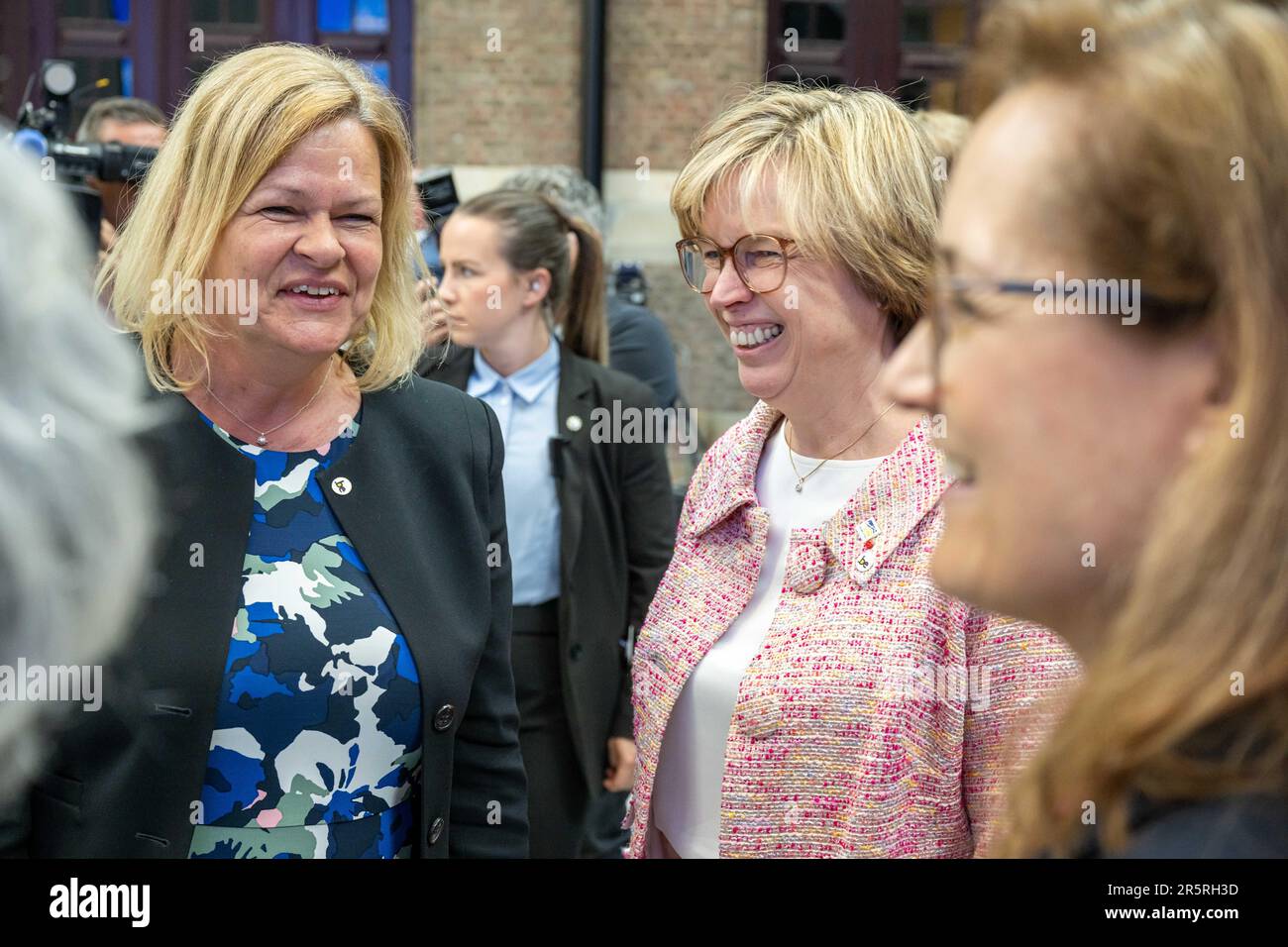 Die deutsche Innenministerin Nancy Faeser und die Exekutivdirektorin von Europol, Catherine De Bolle, nahmen am Montag, den 05. Juni 2023 in Antwerpen ein Bild von einer Tagung der "Koalition der europäischen Länder gegen schwere und organisierte Kriminalität". Belgien, Frankreich, Deutschland, Italien, die Niederlande und Spanien bündeln ihre Kräfte im Kampf gegen die organisierte Kriminalität, insbesondere die Drogenkriminalität. Während des Treffens wird ein Status für die Umsetzung des mehrjährigen Aktionsplans festgelegt, der die konkrete Umsetzung der von den 6 Ländern im Oktober 2022 eingegangenen Ziele darstellt. BELGA FOTO JONAS ROOSENS Stockfoto