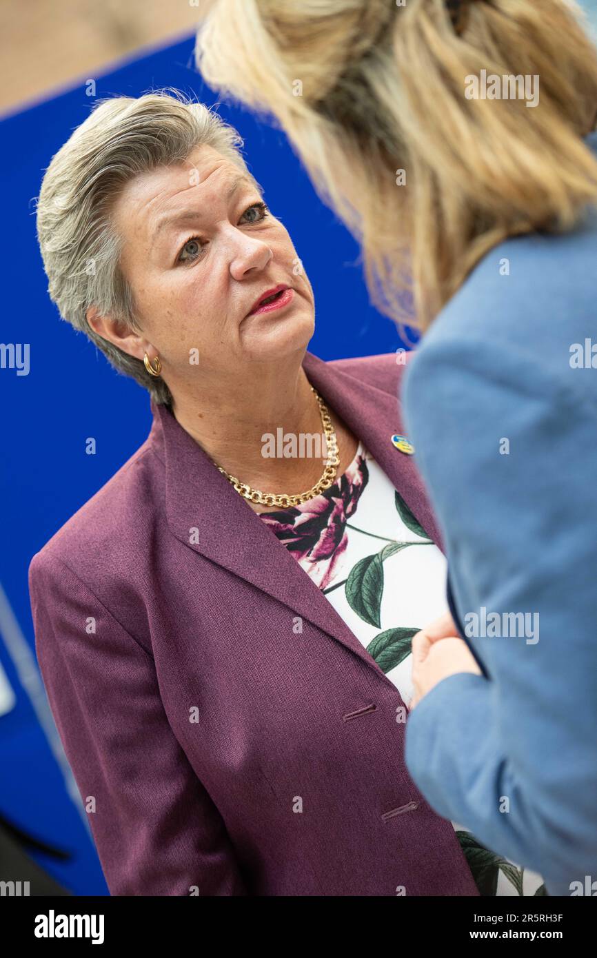 die für Inneres zuständige eu-kommissarin Ylva Johansson wird am Montag, den 05. Juni 2023 in Antwerpen auf einem Treffen der "Koalition der europäischen Länder gegen schwere und organisierte Kriminalität" vorgestellt. Belgien, Frankreich, Deutschland, Italien, die Niederlande und Spanien bündeln ihre Kräfte im Kampf gegen die organisierte Kriminalität, insbesondere die Drogenkriminalität. Während des Treffens wird ein Status für die Umsetzung des mehrjährigen Aktionsplans festgelegt, der die konkrete Umsetzung der von den 6 Ländern im Oktober 2022 eingegangenen Ziele darstellt. BELGA FOTO JONAS ROOSENS Stockfoto
