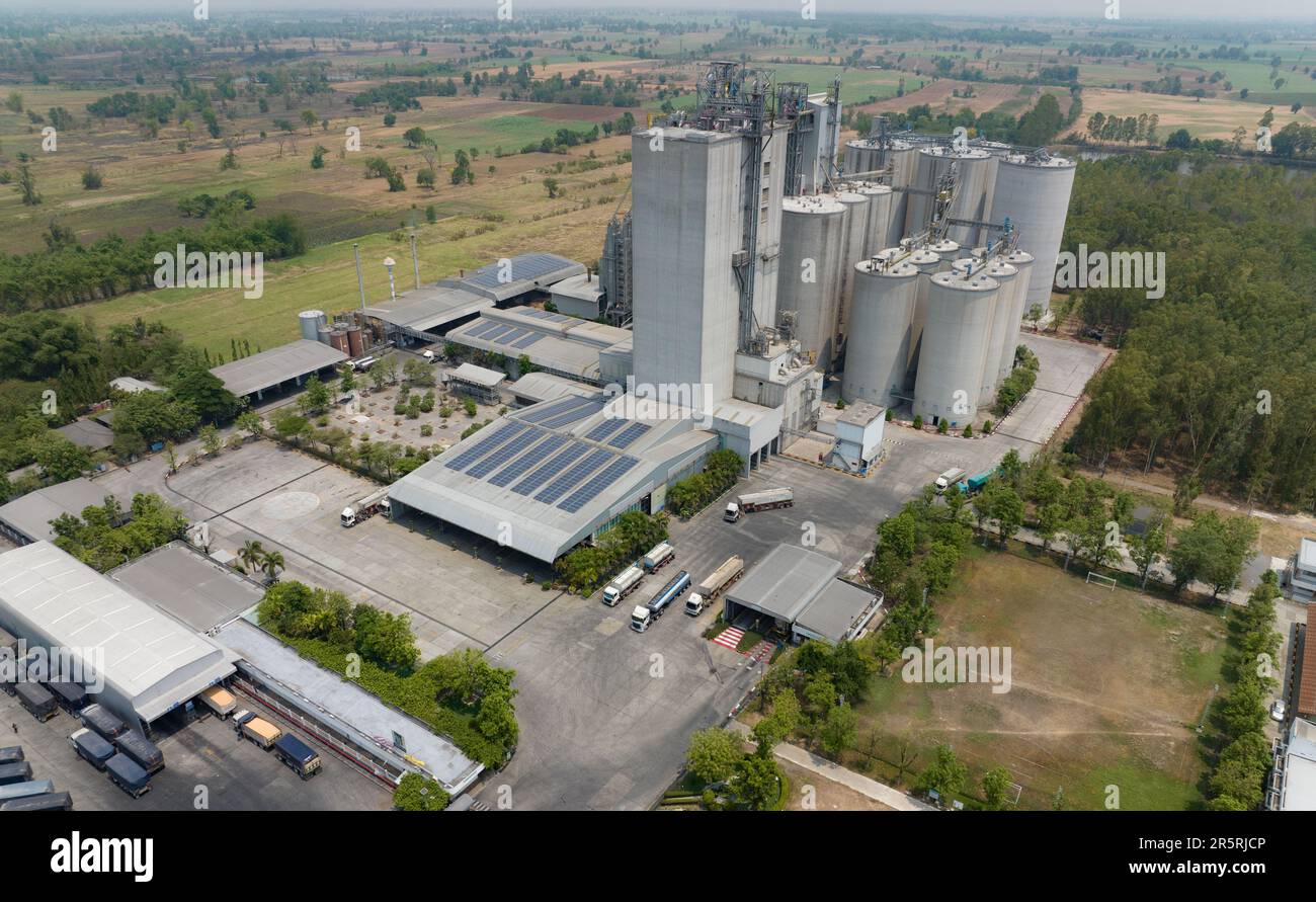 Die Futtermittelfabrik aus der Vogelperspektive. Landwirtschaftliche Silos, Kornlagersilos und Solarpaneele auf Dächern von Industrieanlagen. Industrielandschaft. Stockfoto