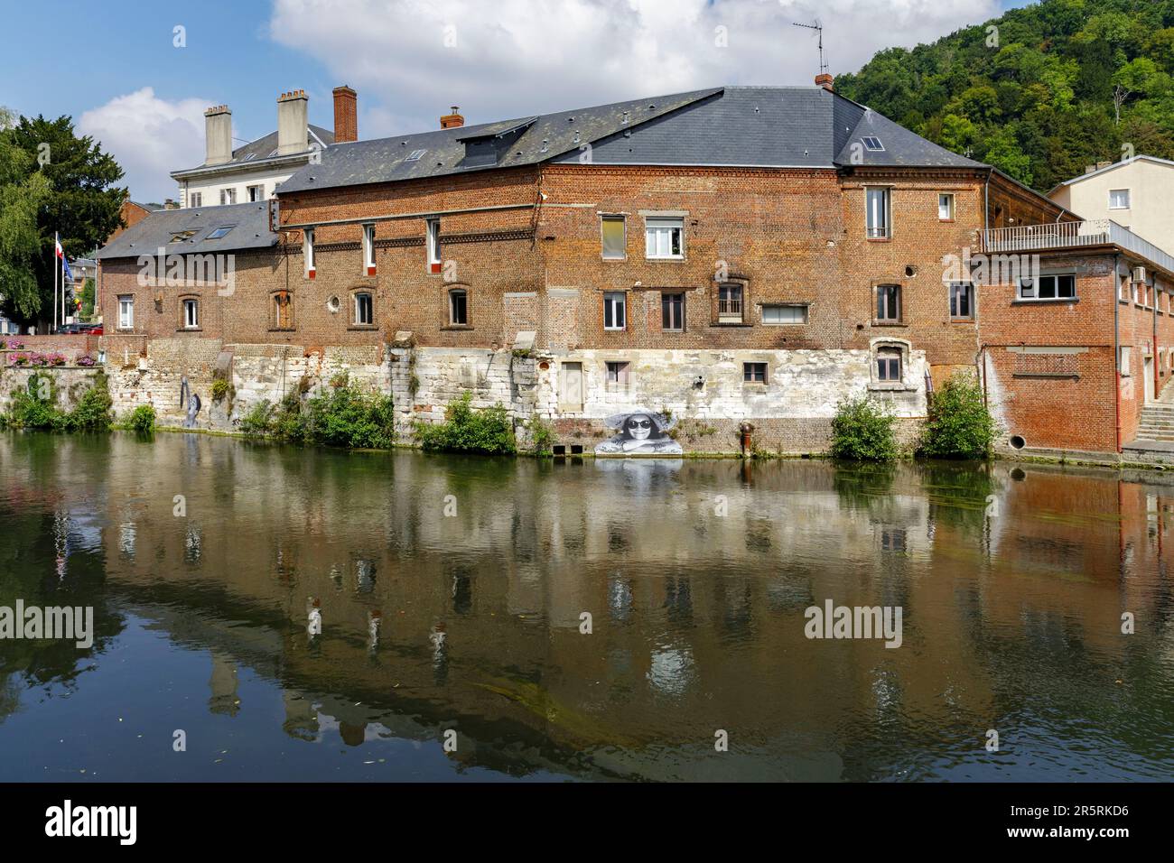 Frankreich, Eure, Risle Valley, Pont-Audemer, bezeichnete die schönsten Umwege Frankreichs, den Spitznamen das kleine Venedig der Normandie, ehemalige Fabrik, die in ein Verwaltungsgebäude des Rathauses umgewandelt wurde, vor dem Risle, riesige Schwarzweiß-Fotografie, Werk des bildenden Künstlers Yann Dehais Stockfoto