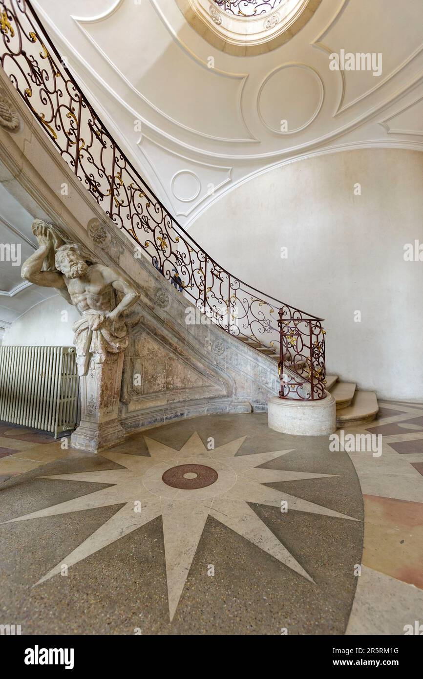 Frankreich, Meurthe et Moselle, Pont à Mousson, Premontres Abteikirche, auch Sainte Marie majeure genannt, erbaut im 18. Jahrhundert heute Centre Culturel de Lorraine (lothringisches Kulturzentrum), die ovale Treppe, die große Treppe, die von einem atlanten gestützt wird Stockfoto