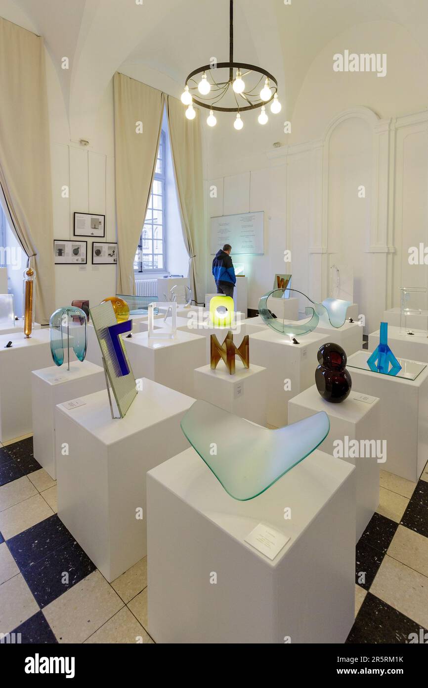/Frankreich, Meurthe et Moselle, Pont à Mousson, Abteikirche Premontres, auch Sainte Marie majeure genannt, erbaut im 18. Jahrhundert heute Centre Culturel de Lorraine (lothringisches Kulturzentrum), Ausstellung mit dem Titel Vergangenheit, Gegenwart und Zukunft, das Glas in all seinen Glassplittern, Kunsthandwerk von Glasmeistern aus Lothringen Stockfoto
