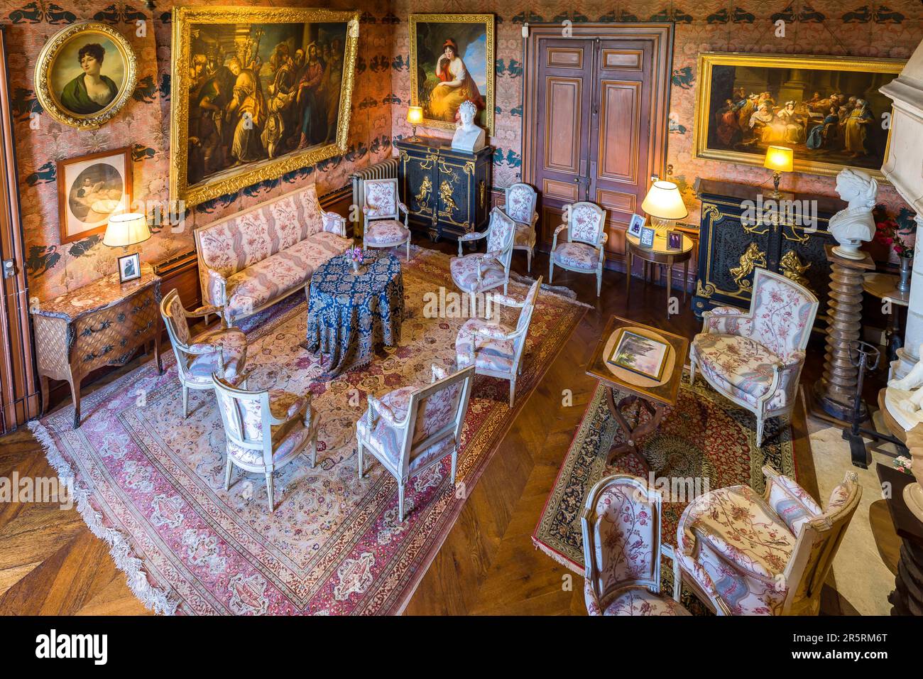 Frankreich, Indre et Loire, Loire-Tal, das von der UNESCO zum Weltkulturerbe erklärt wurde, beschriftete Montrésor die schönsten Dörfer Frankreichs, das Schloss, das Wohnzimmer im Stil des zweiten Reiches mit einer Leinwand, die Veronese zugeschrieben wurde, in der ein Selbstporträt versteckt ist Stockfoto