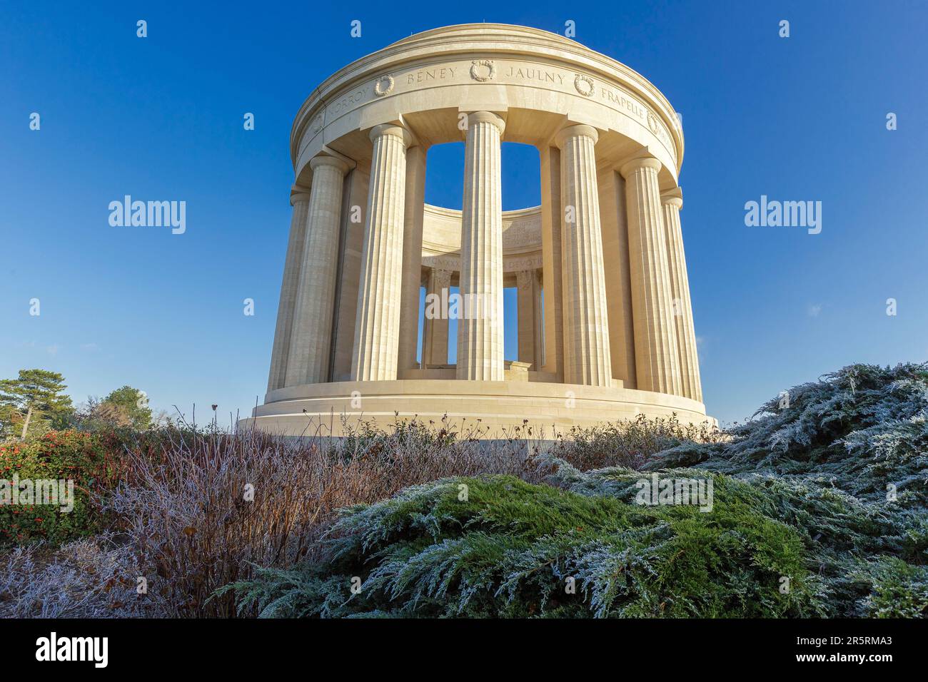 Frankreich, Maas, Lothringen Regional parc, Cotes de Meuse, Montsec, Butte de Montsec, Montsec Kriegsdenkmal des Bildhauers Egerton Swarthout, erbaut 1930 aus Euville-Kalkstein, erinnert an die Angriffe der amerikanischen Armee vom 12. bis 14. September 1918 und vom 9. bis 11. November 1918 auf die Einnahme der St. Mihiel Salient. In der Mitte der Kolonnade befindet sich eine Bronzekarte, die die Lage der St. veranschaulicht Mihiel Salient Fronts. Stockfoto