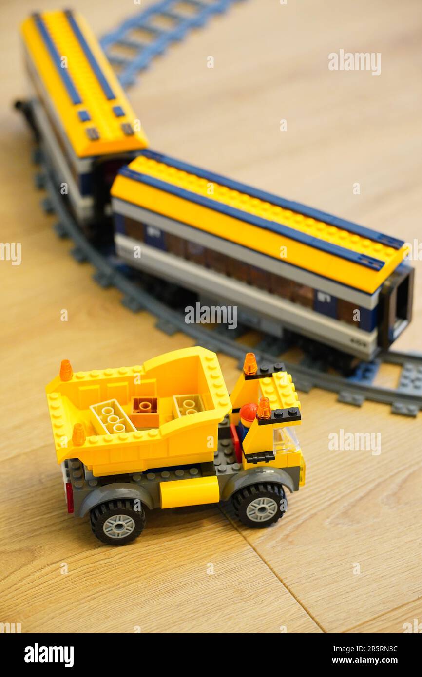 Ein gelber LEGO City Train und ein Truck auf einem Parkettboden  Stockfotografie - Alamy