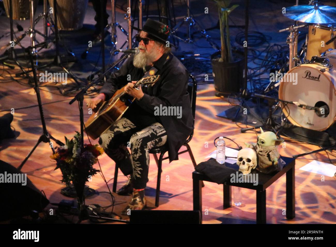 The Town Hall, 123 W 43. St, Manhattan, NY 10036, USA. Der legendäre russische Rock & Roll Star Boris Grebenshikov trat für ein vollgepacktes Haus voller begeisterter Fans in Manhattan auf, um den weltweit anerkannten russischen Rock Star und Pionier zu sehen, der einen historischen Einfluss auf die Entwicklung des russischsprachigen Rock Genres weltweit hatte. Kredit: ©Julia Mineeva/EGBN TV News/Alamy Live News Stockfoto