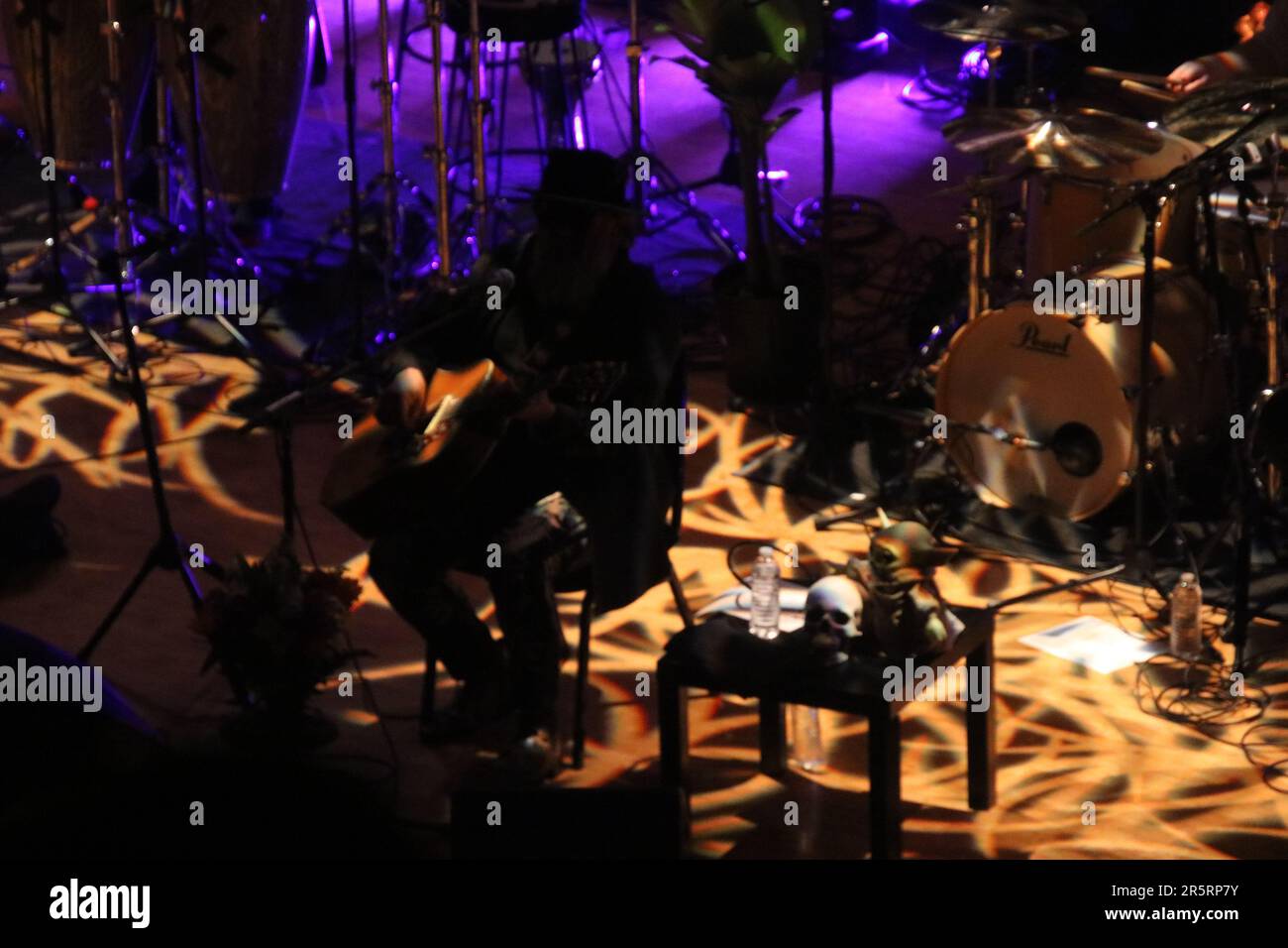 The Town Hall, 123 W 43. St, Manhattan, NY 10036, USA. Der legendäre russische Rock & Roll Star Boris Grebenshikov trat für ein vollgepacktes Haus voller begeisterter Fans in Manhattan auf, um den weltweit anerkannten russischen Rock Star und Pionier zu sehen, der einen historischen Einfluss auf die Entwicklung des russischsprachigen Rock Genres weltweit hatte. Kredit: ©Julia Mineeva/EGBN TV News/Alamy Live News Stockfoto