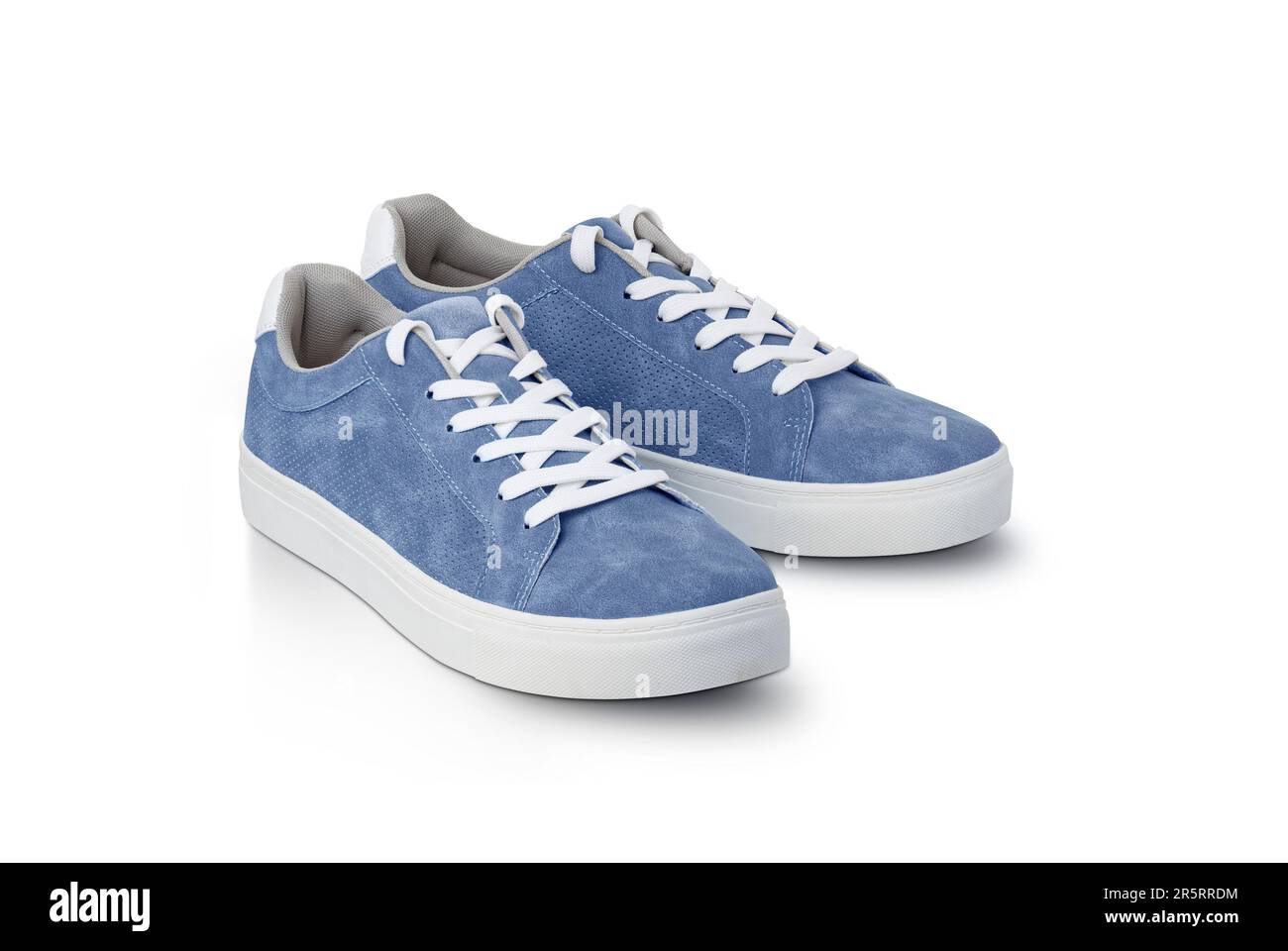 Männer Sneaker in blauem Leder mit weißer Spitze und Gummisohle isoliert auf weißem Hintergrund. Sportliche Freizeitschuhe für Herren. Modische Turnschuhe. Männlich Stockfoto