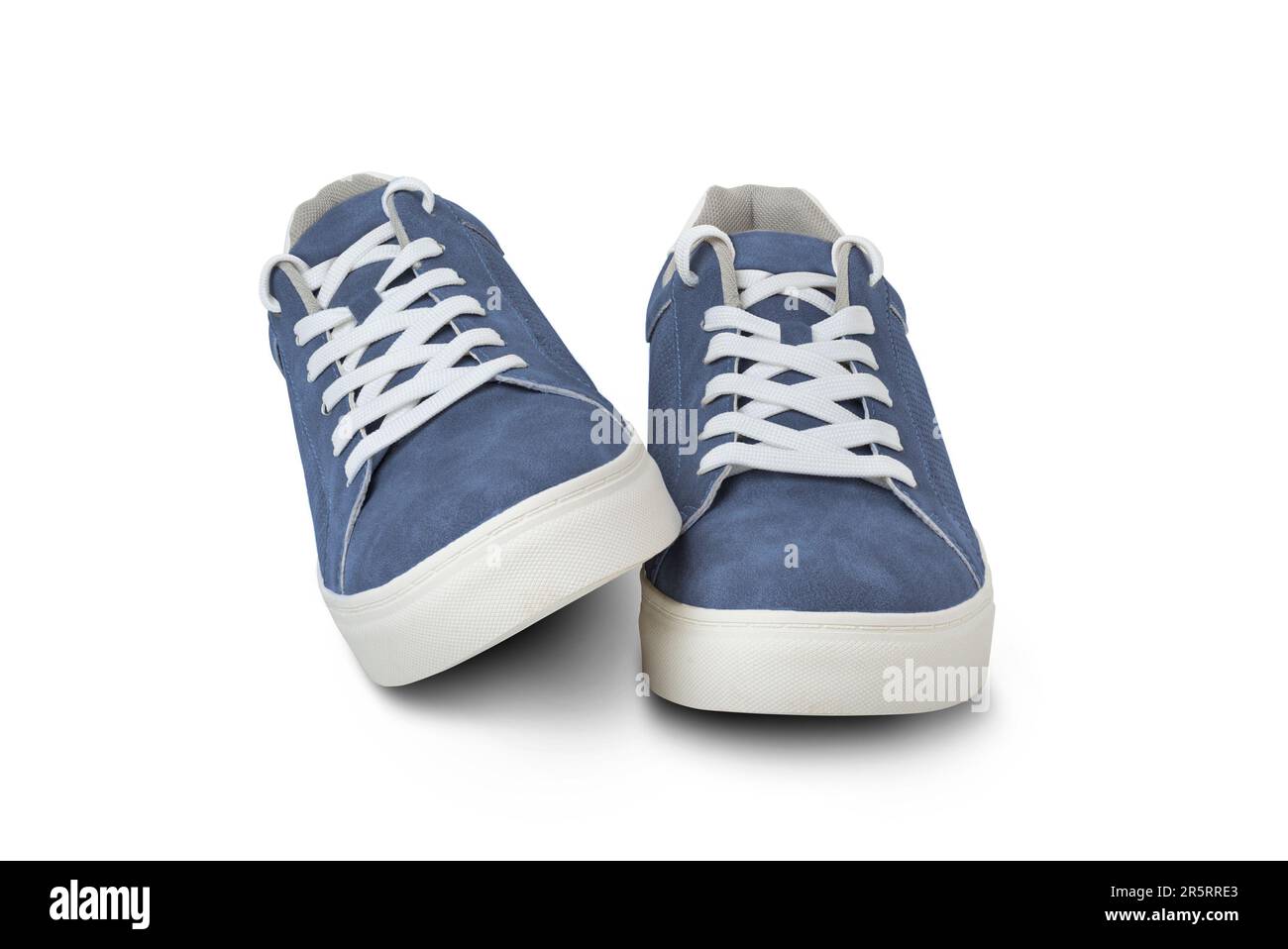 Männer Sneaker in blauem Leder mit weißer Spitze und Gummisohle isoliert auf weißem Hintergrund. Sportliche Freizeitschuhe für Herren. Modische Turnschuhe. Männlich Stockfoto