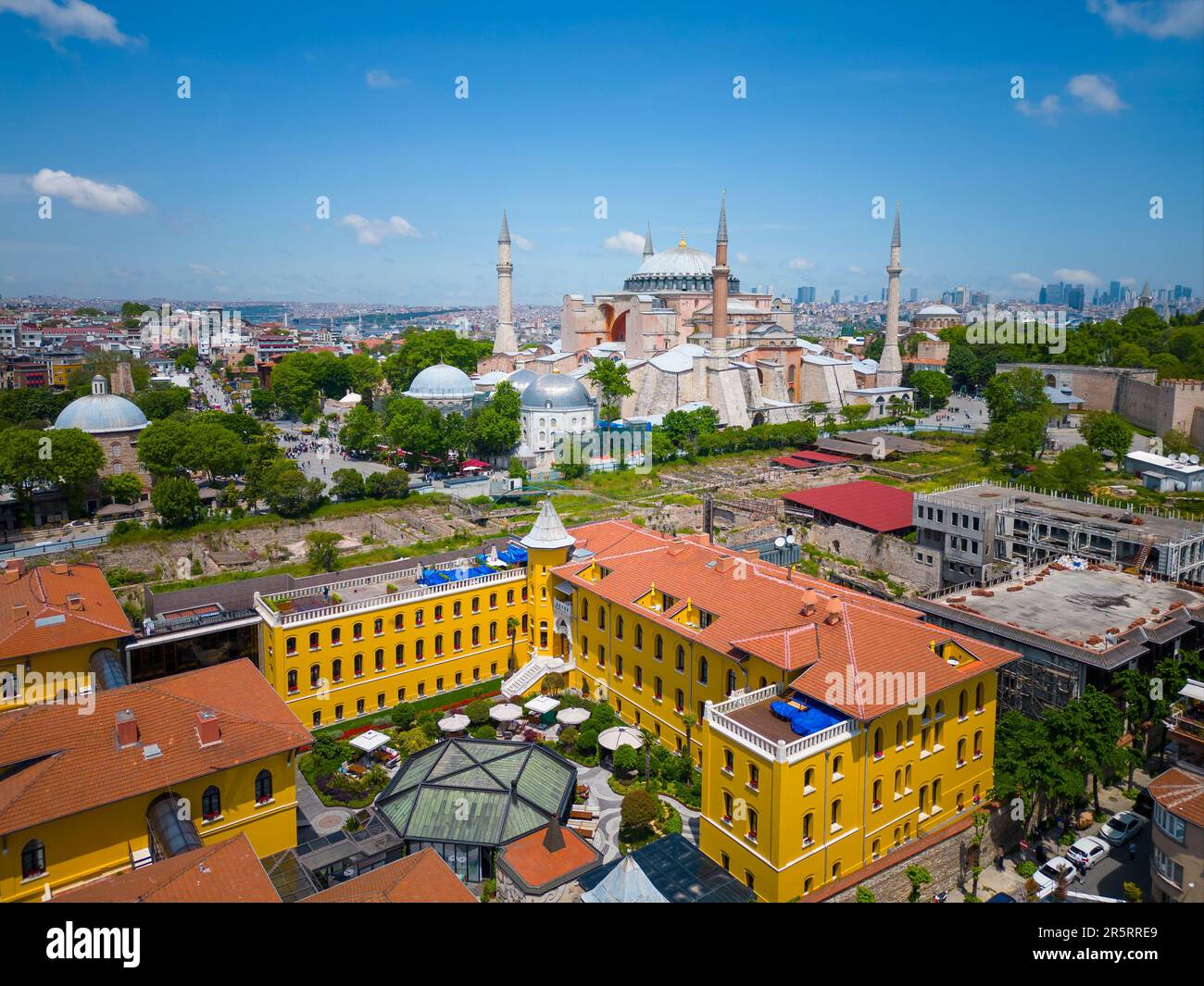 Hagia Sophia aus der Vogelperspektive in Sultanahmet in der historischen Stadt Istanbul, Türkei. Die historischen Gegenden von Istanbul gehören seit 1985 zum UNESCO-Weltkulturerbe. Stockfoto