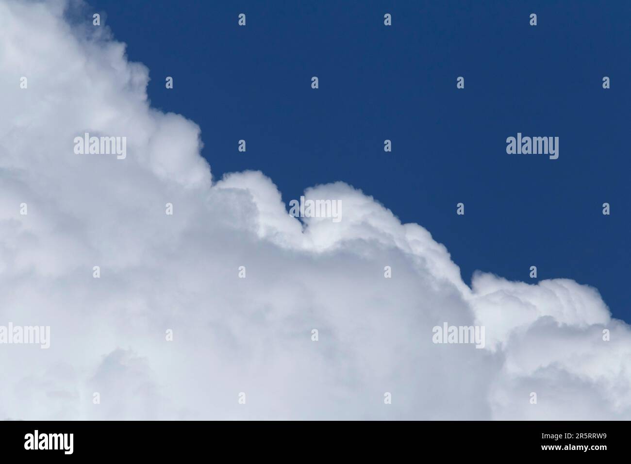 Nahaufnahme des Randes der weißen Wolke vor klarem blauen Himmel Stockfoto