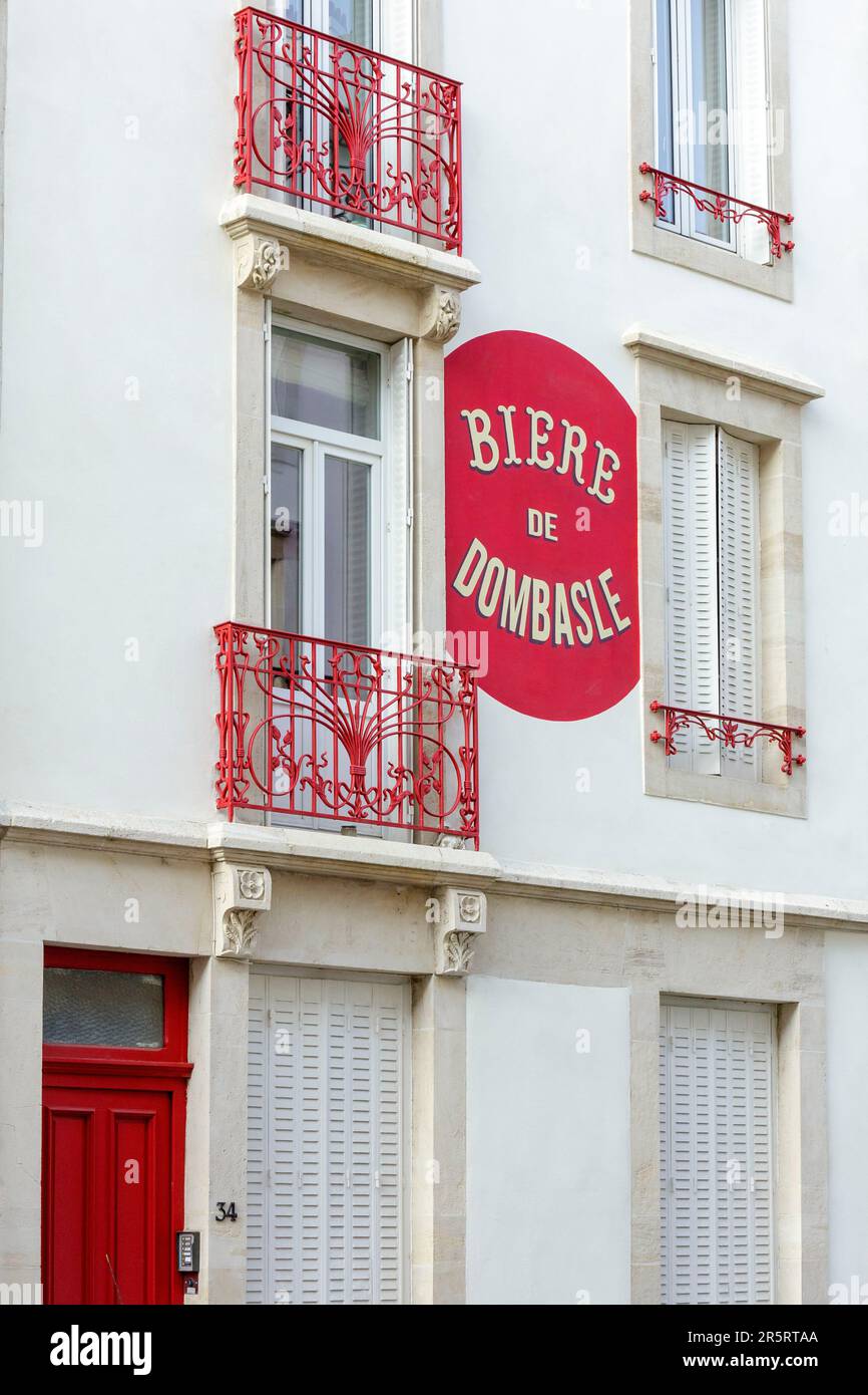 Frankreich, Meurthe et Moselle, Nancy, Fassade eines Apartmenthauses mit einer alten Anzeige für ein einheimisches Bier in der Rue de Mulhouse Stockfoto