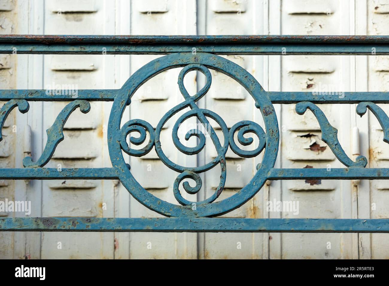 Frankreich, Meurthe et Moselle, Nancy, Detail des Schmiedeeisens des Fenstergeländes der Wohnung von Pierre Henri Marie Schaeffer (Henri, der Vater, war ein Violinlehrer, Verwandter der Familie Majorelle und Sidonie Lucie, die Mutter war Opernsängerin und Musiklehrerin) Vater von konkreter Musik und Elektro-Akustik, die eine musikalische Note auf der Fassade eines Wohngebäudes in der Sackgasse Clerin darstellte Stockfoto