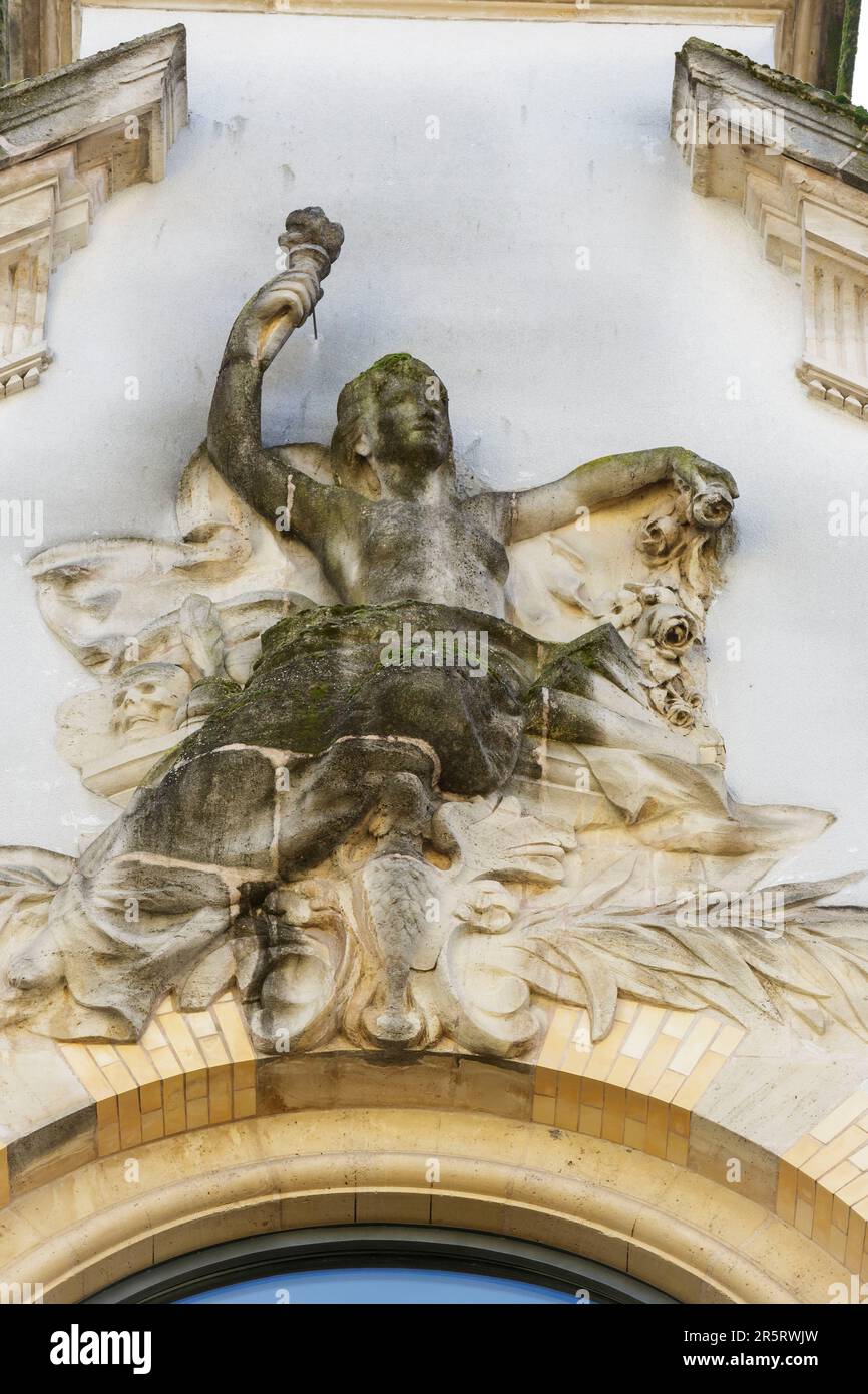 Frankreich, Meurthe et Moselle, Nancy, Detail einer Skulptur stammt aus dem cercle des Etudiants an der Fassade der Erweiterung des Musée des beaux Arts de nancy aus dem Jahr 1990 in der Rue Gustave Simon in der Nähe des Place Stanislas (Stanislas-Platz, ehemaliger Königsplatz) erbaut von Stanislas Leszczynski, König von Polen und letzter Herzog von Lothringen im 18. Jahrhundert, das von der UNESCO zum Weltkulturerbe erklärt wurde Stockfoto