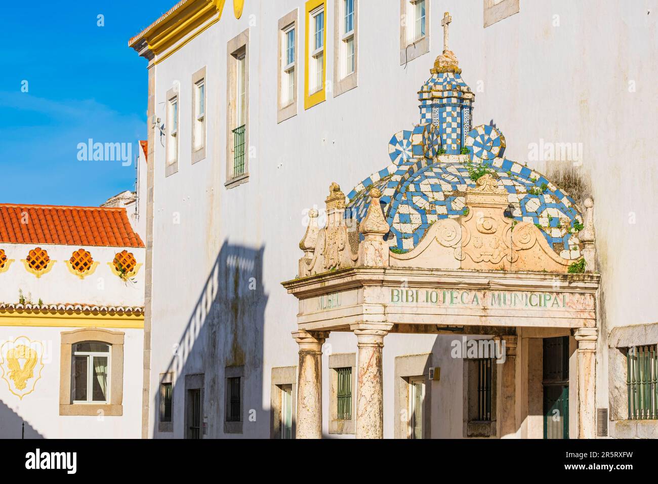 Portugal, Alentejo Region, Elvas, befestigte Garnisonsstadt (UNESCO-Weltkulturerbe), das ehemalige Jesuitenkolleg aus dem 17. Jahrhundert beherbergt die Stadtbibliothek Stockfoto