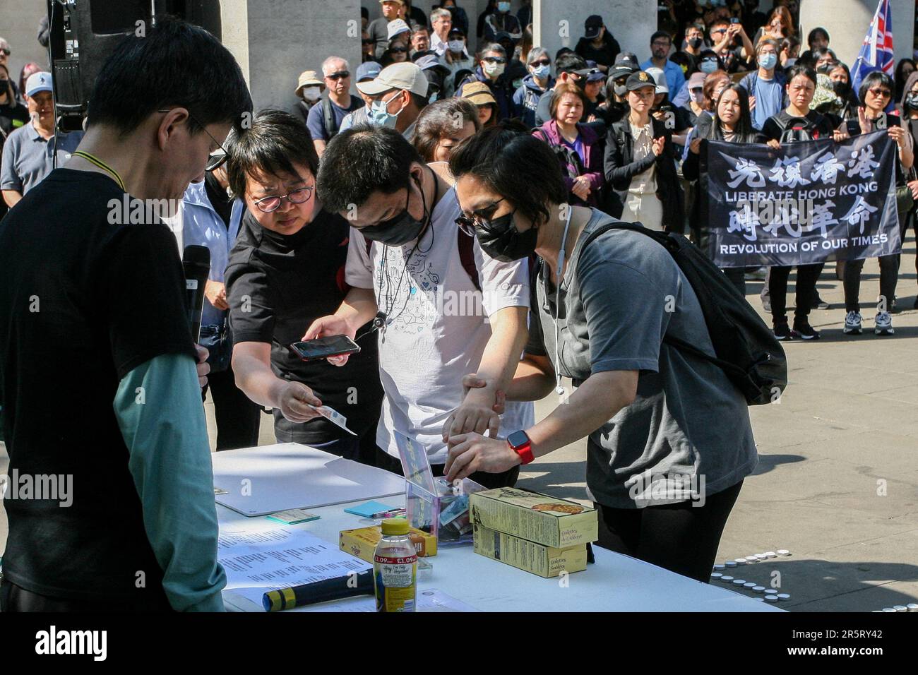 Manchester, Großbritannien. 04. Juni 2023. Die Teilnehmer nehmen an der Veranstaltung Teil. Manchester Stände mit Anhängern aus Hongkong veranstalteten eine Nachtwache und eine Gedenkveranstaltung im St. Petersplatz. Rund 400 friedliche Demonstranten hielten Plakate und Flaggen zum Gedenken an die Opfer des Massakers von Tiananmen am 4. Juni 1989 und erinnerten sich auch an diejenigen, die bei den Protesten für die Demokratie in Hongkong gekämpft haben. Kredit: SOPA Images Limited/Alamy Live News Stockfoto