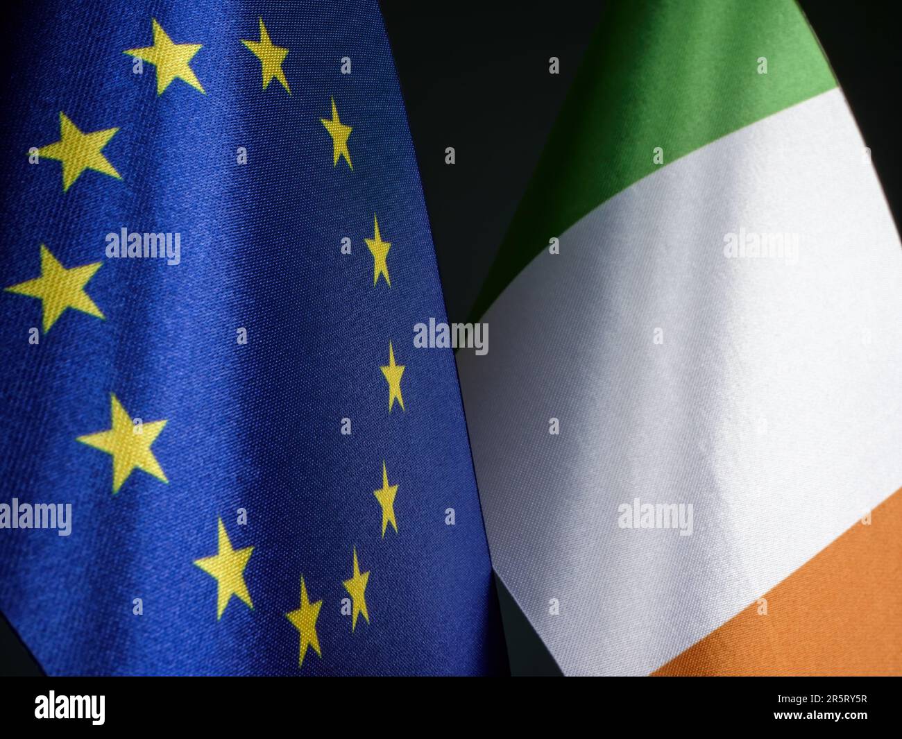 Die Flagge der Europäischen Union neben der Flagge Irlands. Stockfoto