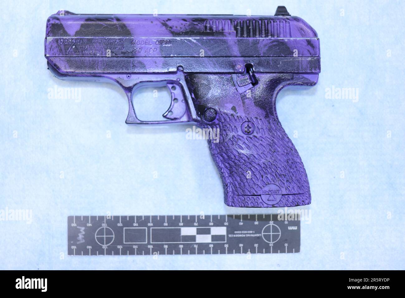 Lila geschwungene Hi-Point Pistole Stockfoto Lila geschwungene Hi-Point Pistole Stockfoto