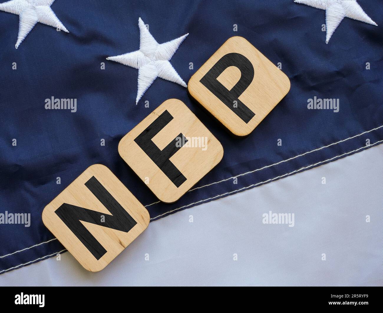 Würfel mit den Buchstaben NFP Nonfarm Payroll befinden sich auf der Flagge der USA. Stockfoto
