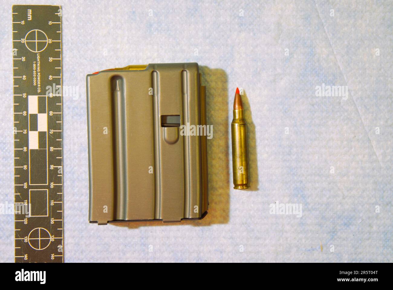 223 Remington Munition außerhalb des Magazins Stockfoto